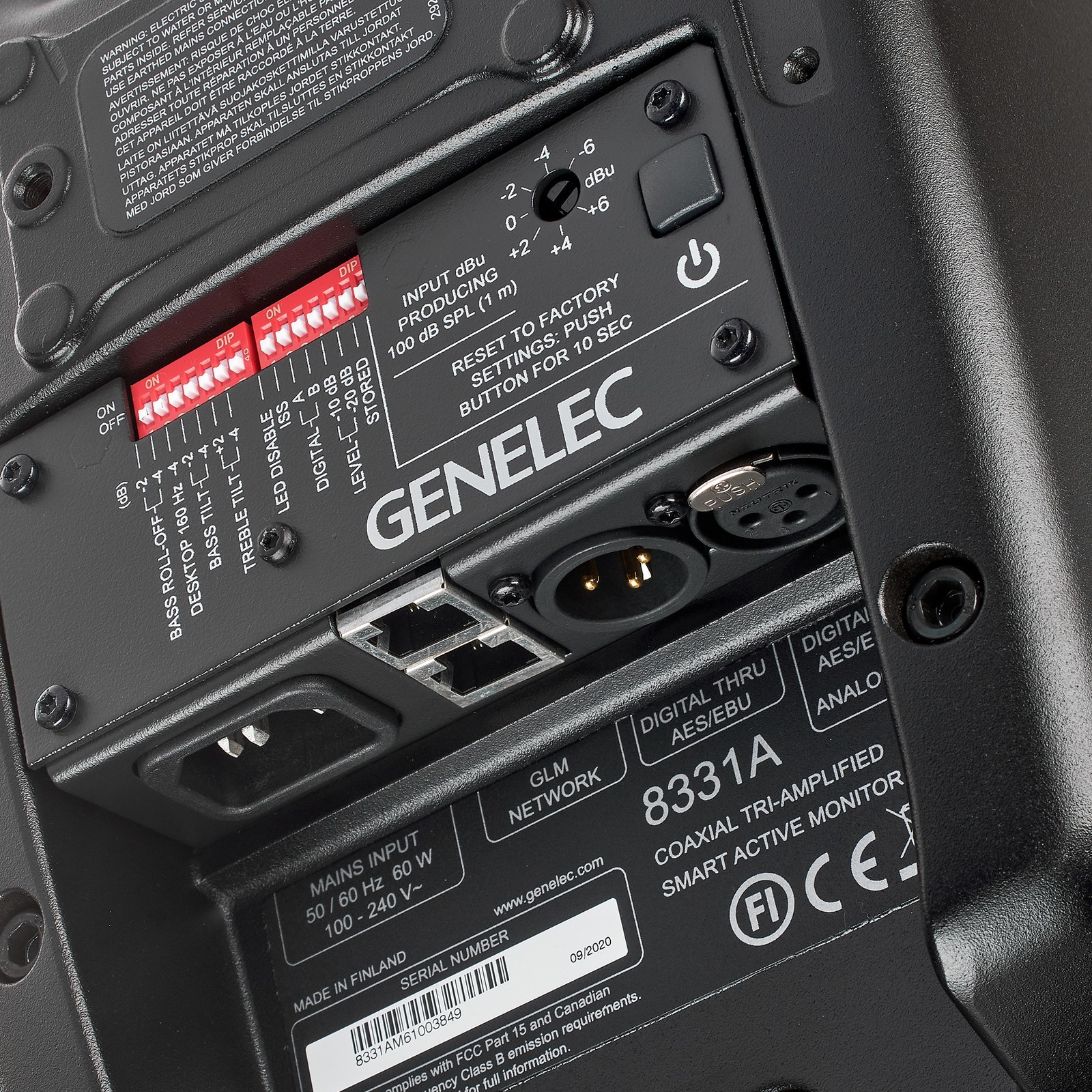 Logo Genelec à l’arrière de la 8331 AM