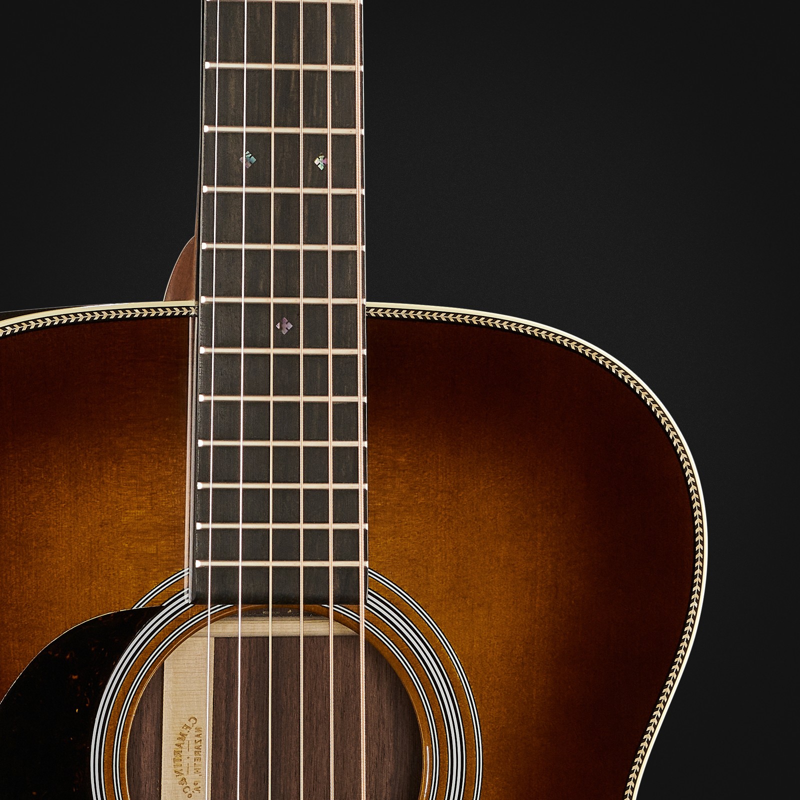 Detail des Schalllochs und der Inlays der Martin Guitars 00028 Ambertone LH