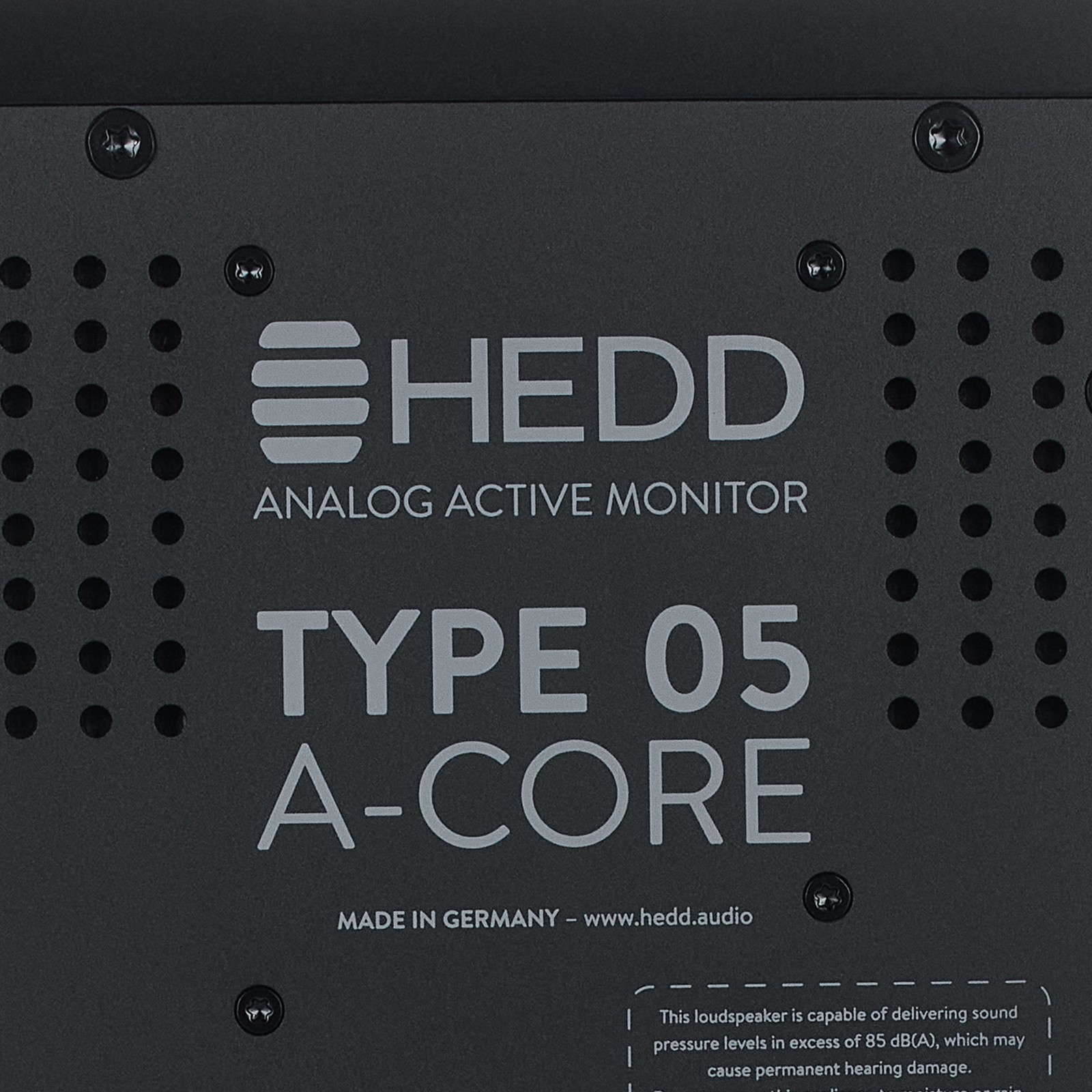 HEDD Type 05 A-CORE, Logo auf der Rückseite des aktiven Studiomonitors