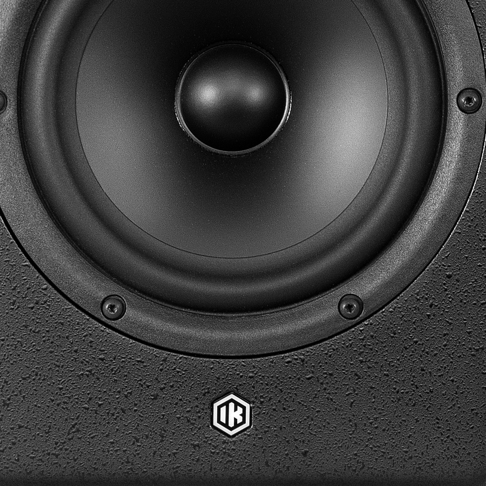 Logo auf dem aktiven Studiomonitor, IK Multimedia iLoud Precision 6 MKII