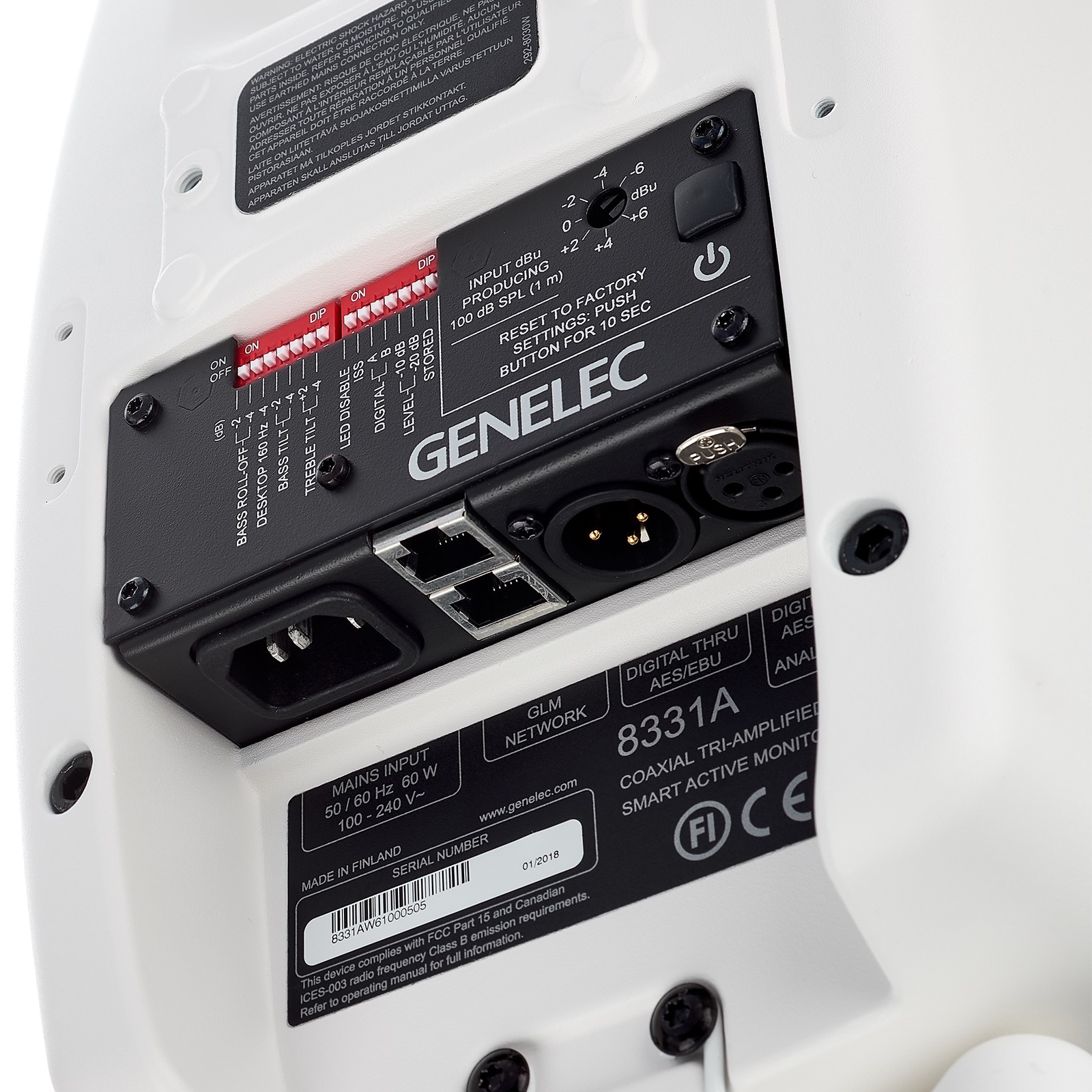 Logo Genelec à l’arrière de la 8331 WH