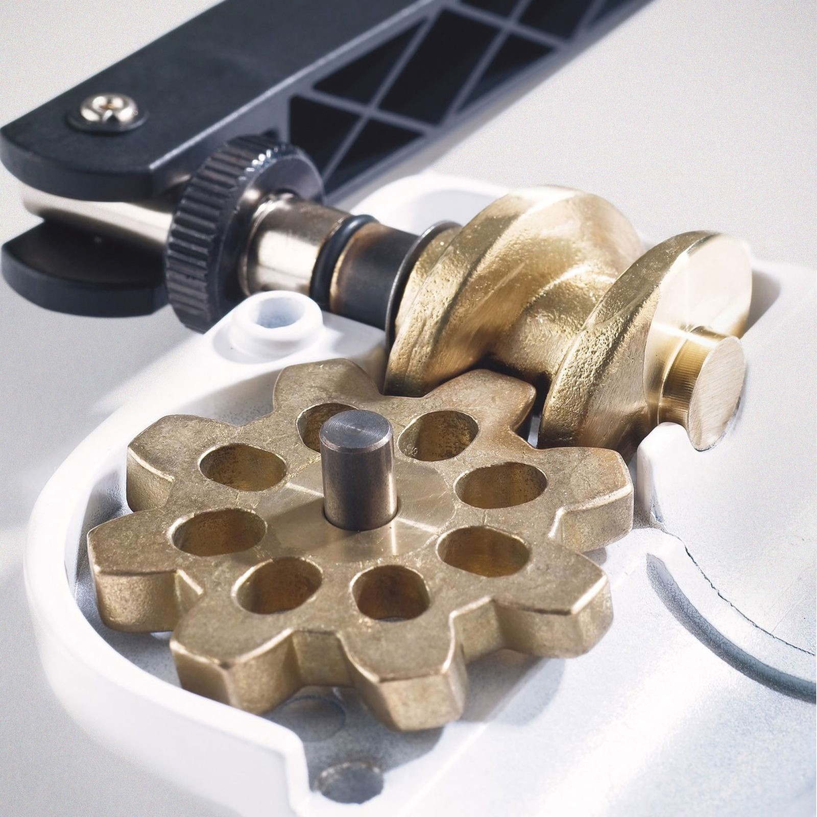 Crank mechanism of the K&M 21302 speaker stand