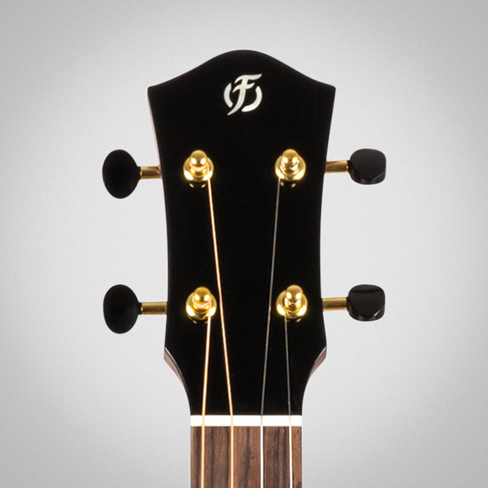 Flight Logo auf Kopfplatte der Maia Baritone EQ-A Rosewood