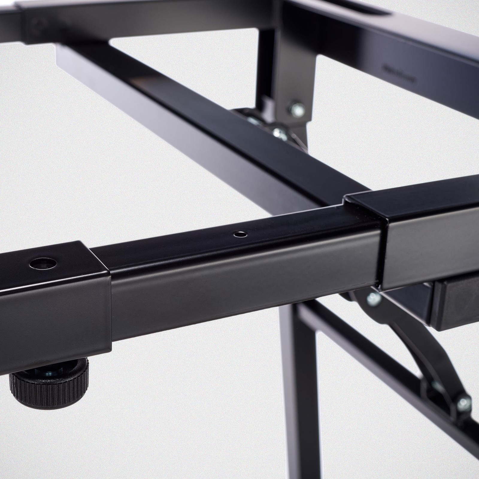 Steel design of the K&M 18950 keyboard stand