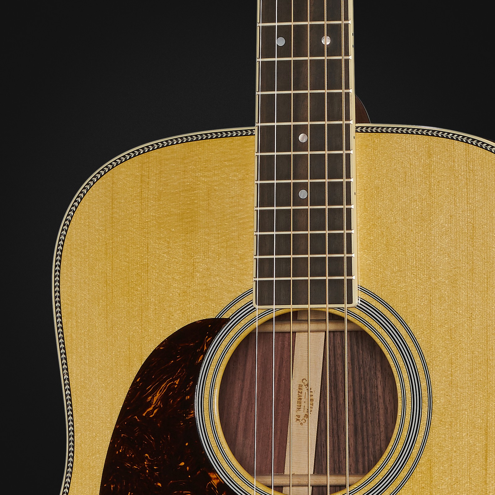 Detail des Schalllochs und der Inlays der Martin Guitars HD35 LH