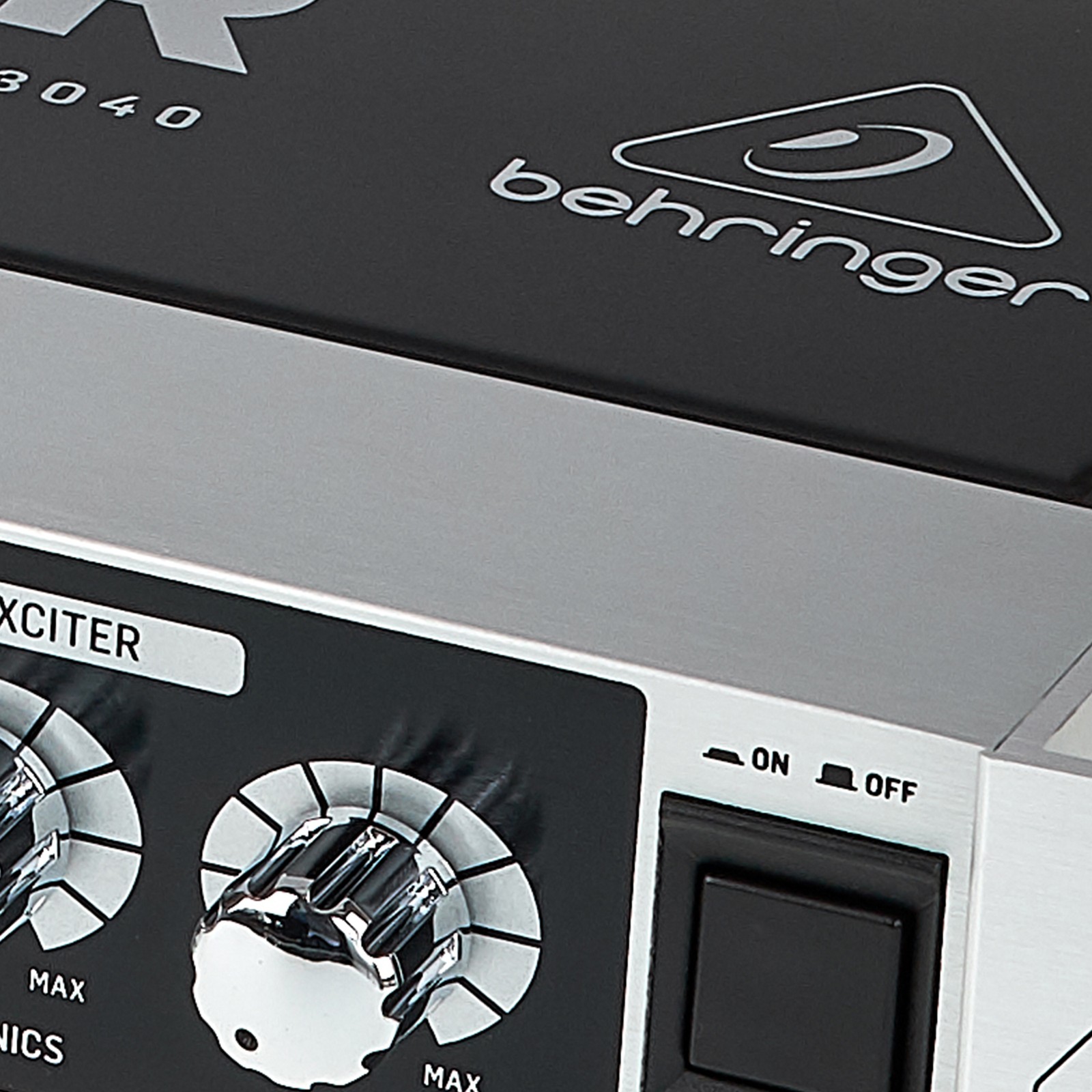 Logo auf dem Behringer SX3040 V2 Bass-Prozessor