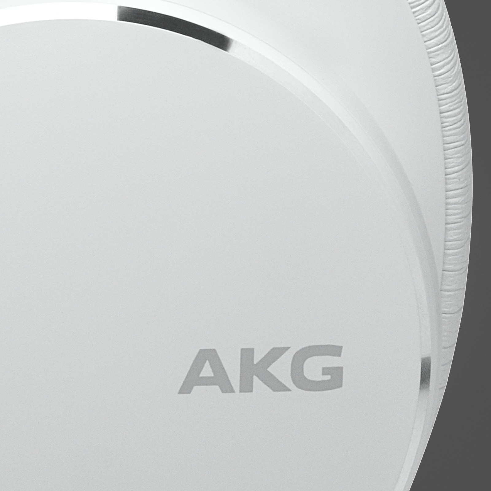 AKG N9 Hybrid White, Logo auf dem Bluetooth-Kopfhörer