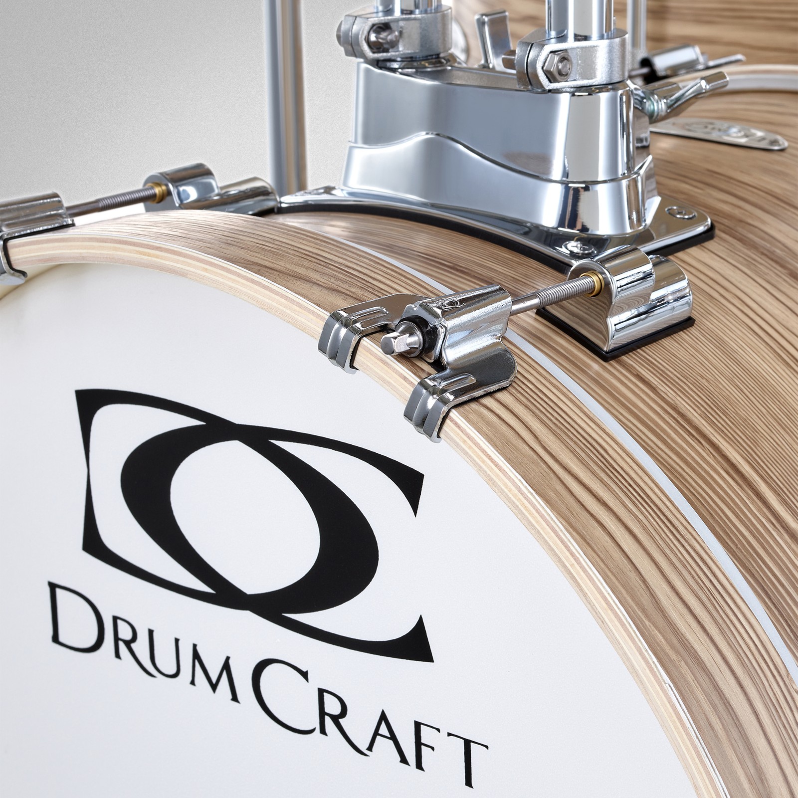 Logo auf der Bass Drum des DrumCraft Series 3 Junior Sets Natural