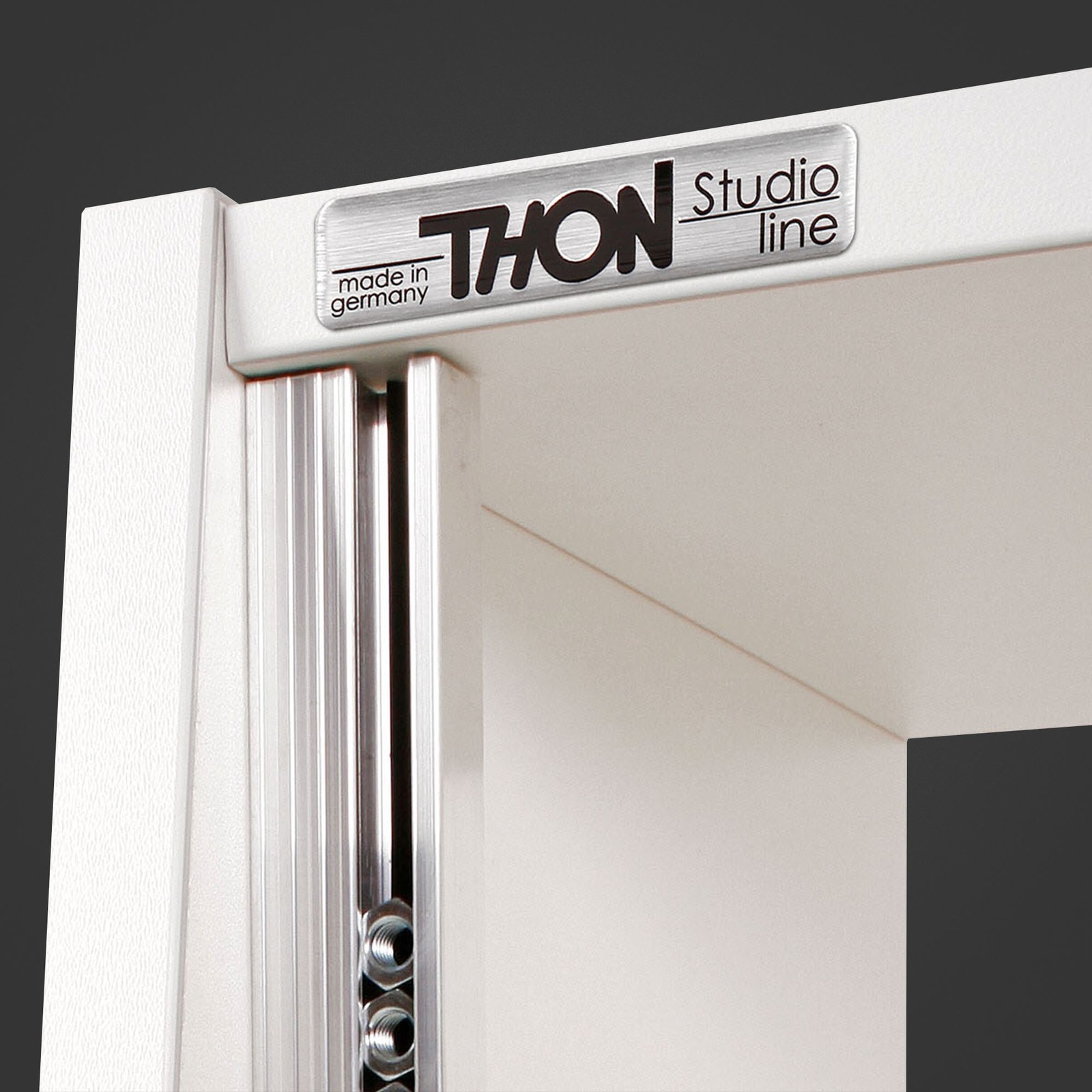 Thon Studio Desktop Rack 6U white, Logo auf dem 6 HE Desktop-Rack