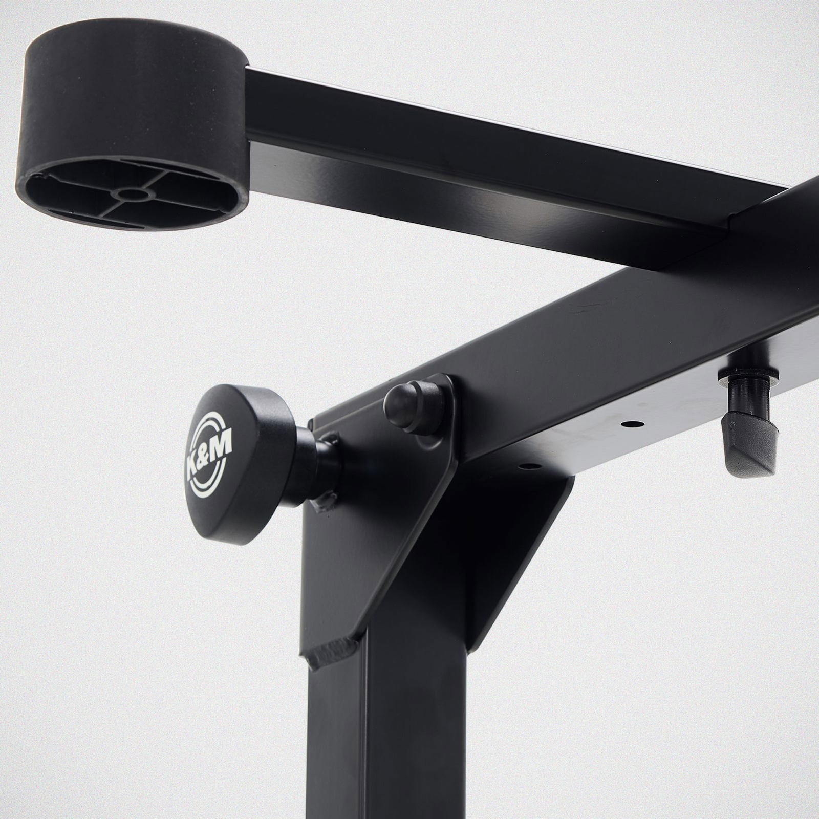 Fixierschraube des K&M 18820 Omega Pro Black Keyboardständers