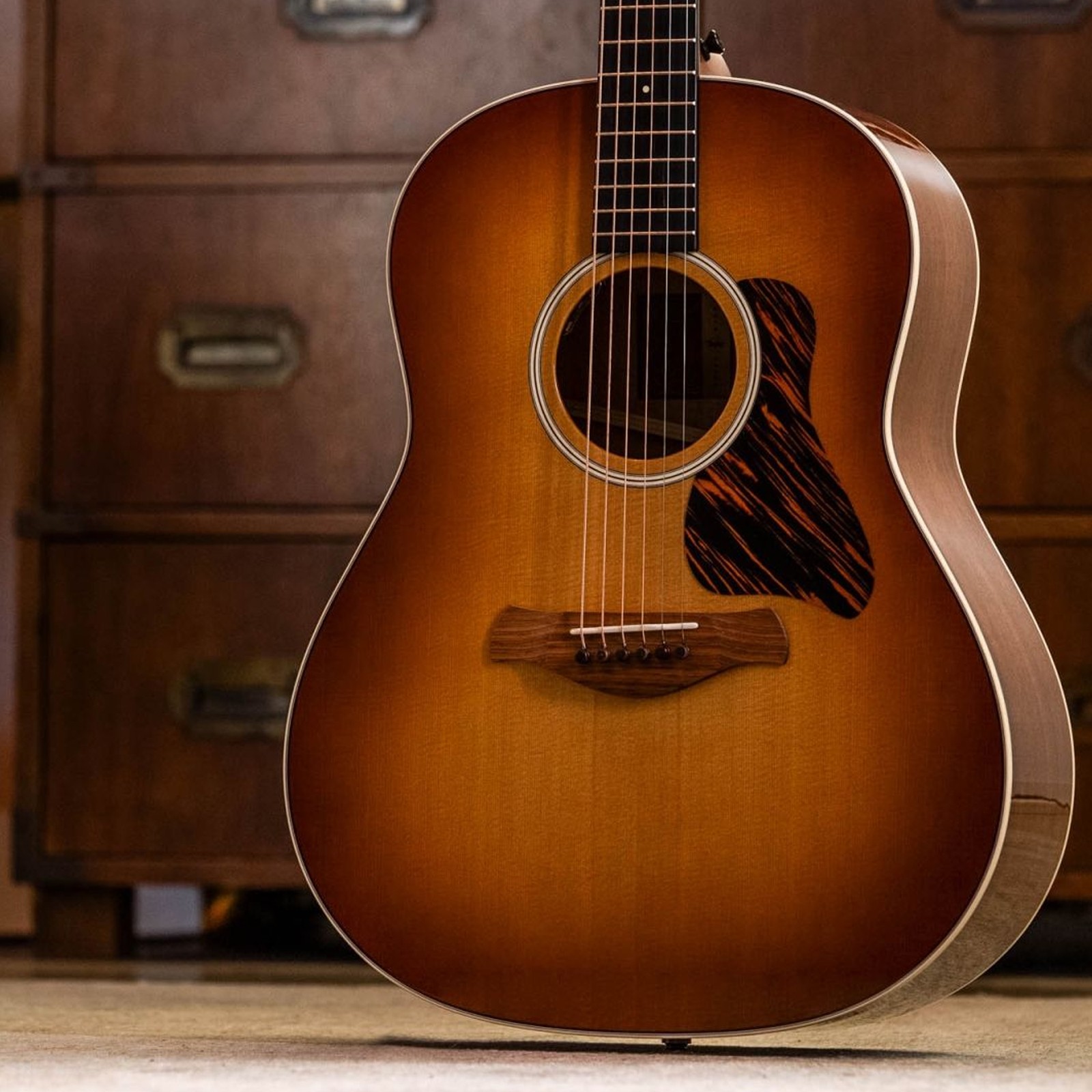 Taylor Gold Label 517e Sunburst Firestripe, acoustic steel-string guitar