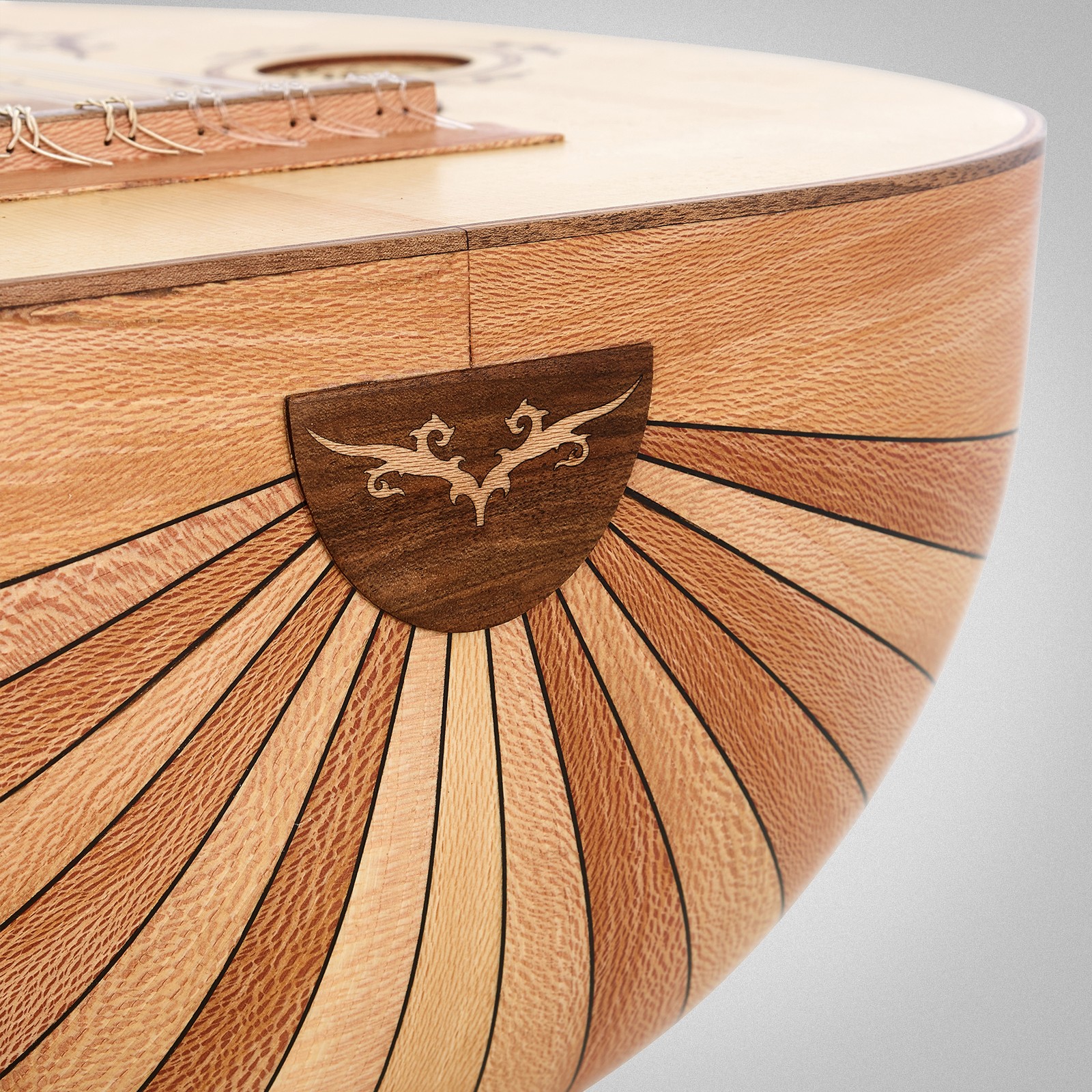 Thomann Arabian Oud Deluxe Pro, Einlagen aus Platanen- und Walnussholz