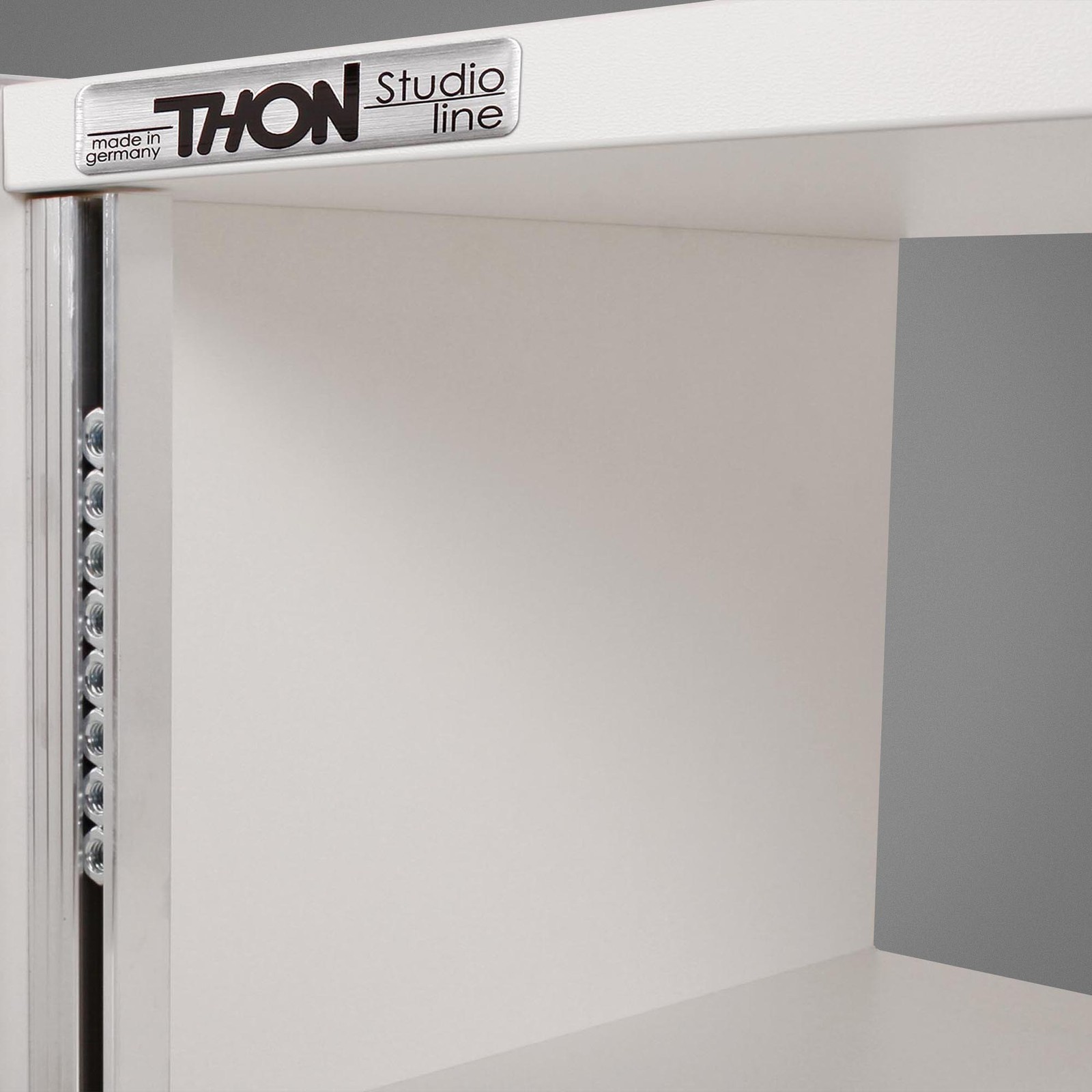 Thon Studio Desktop Rack 4U white, Logo auf dem 4 HE Desktop-Rack