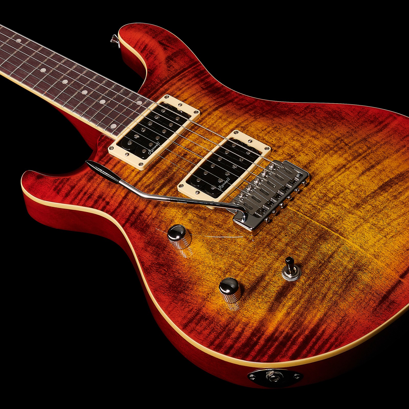 Humbucker Pickups und Tremolo auf der Riegelahorndecke der Harley Benton CST-24T LH Paradise Flame