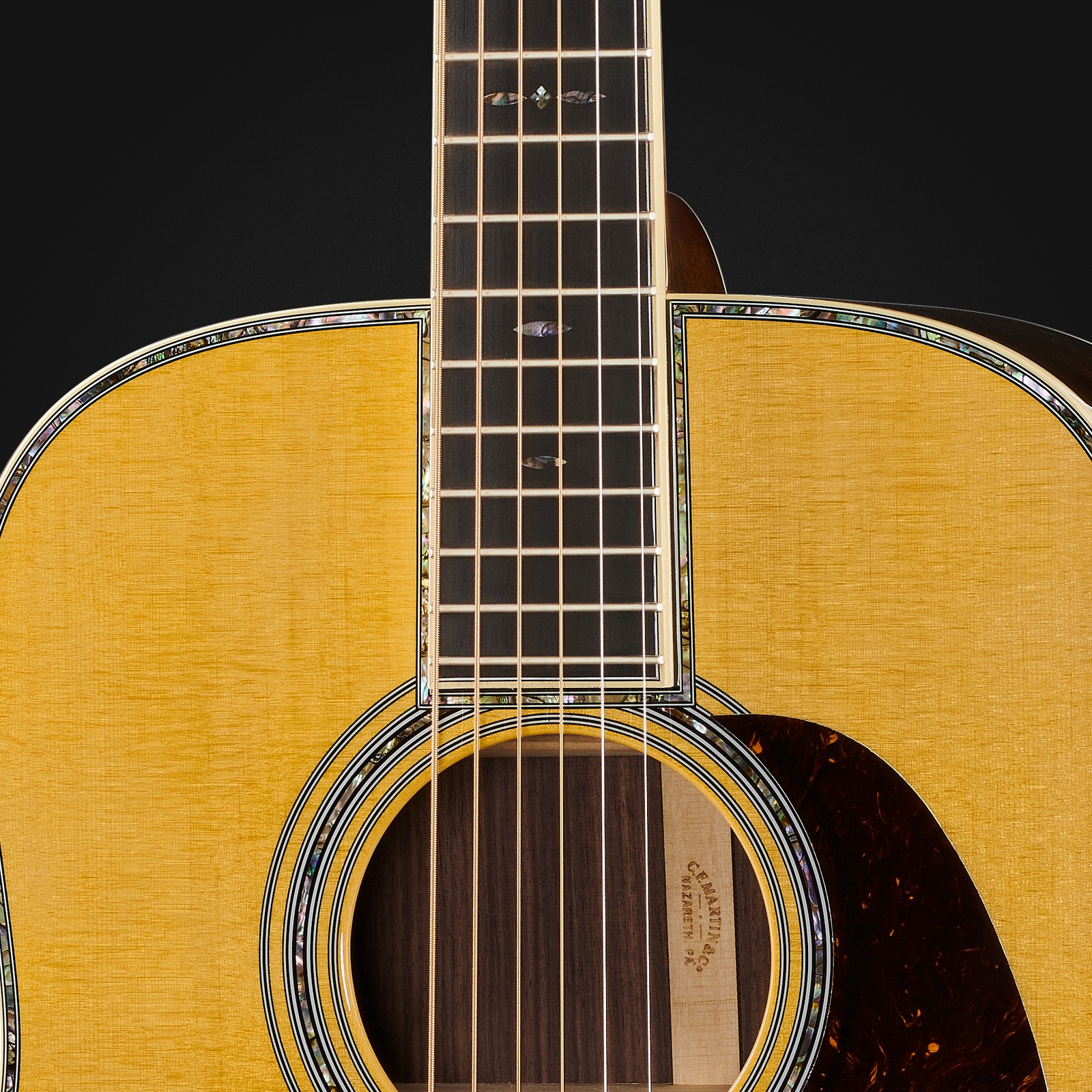 Detail des Schalllochs und der Inlays der Martin Guitars D42
