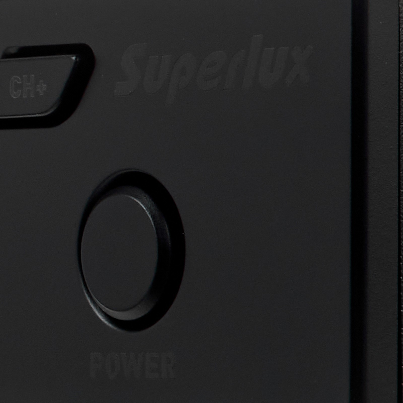 Logo auf dem Superlux UK82