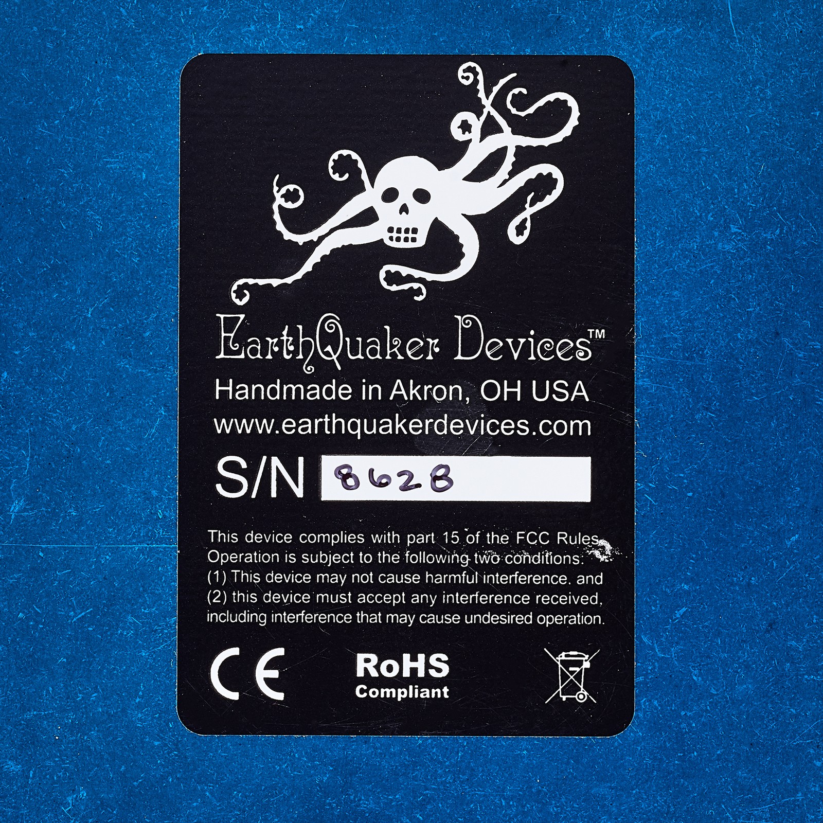 EarthQuaker Devices Avalanche Run V2, Logo auf der Rückseite des Effektpedals für E-Gitarre