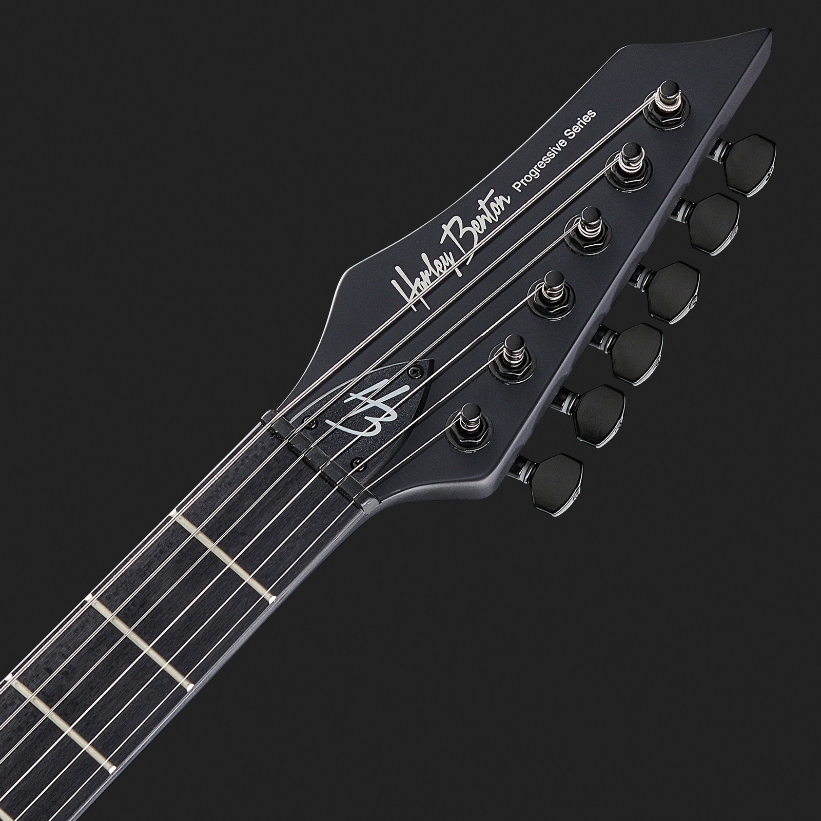 Schwarzes Griffbrett und schwarze Kopfplatte mit Harley Benton Logo