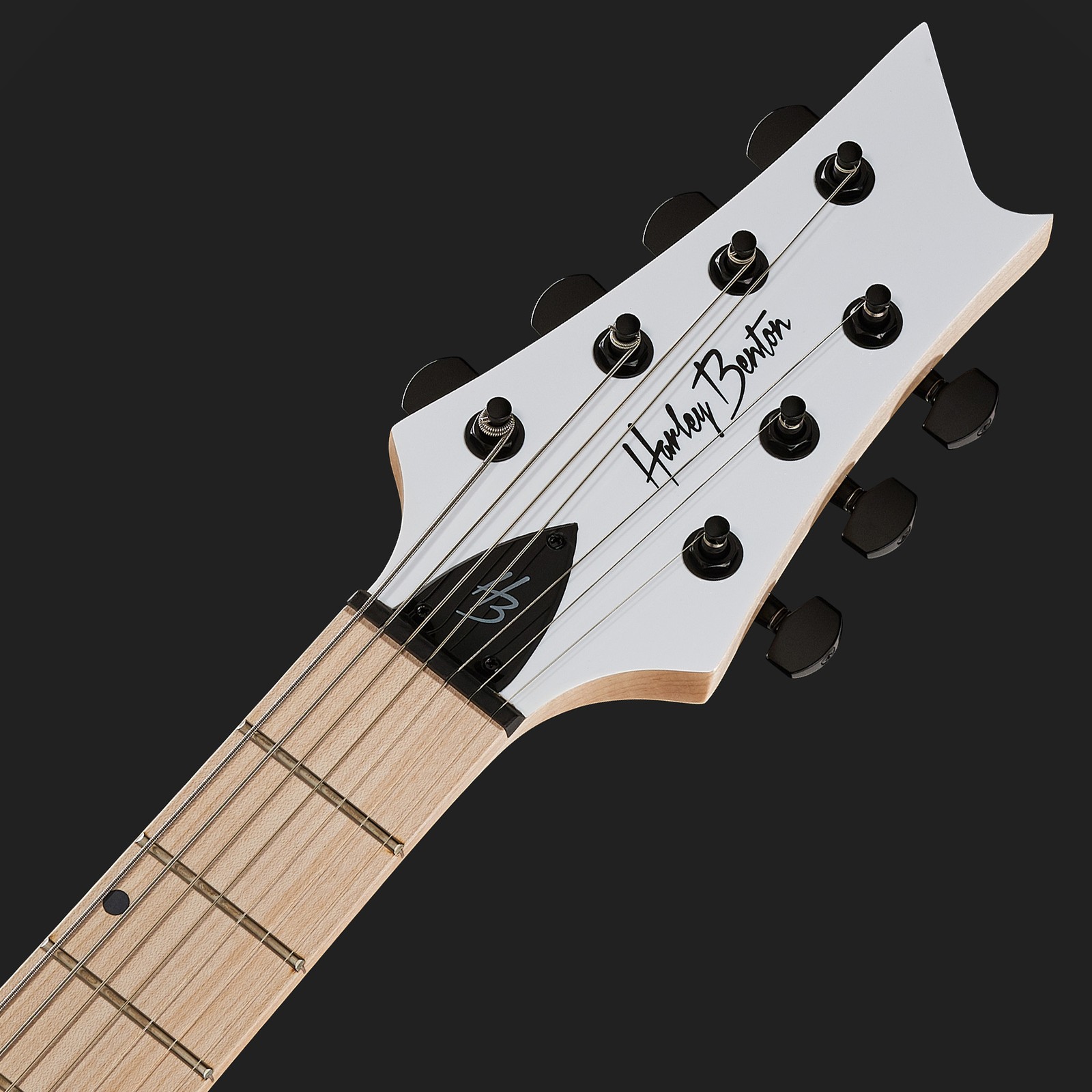 Weiße Kopfplatte mit sieben Saiten und Harley Benton Logo