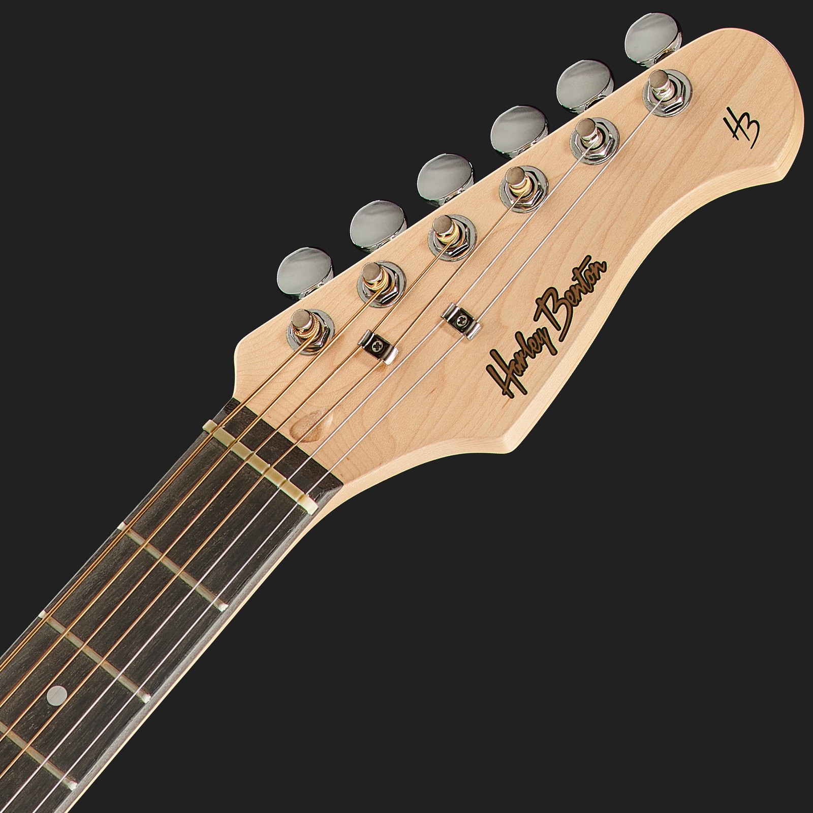 Harley Benton Logo auf der Kopfplatte der Harley Benton ST-Acoustic Black