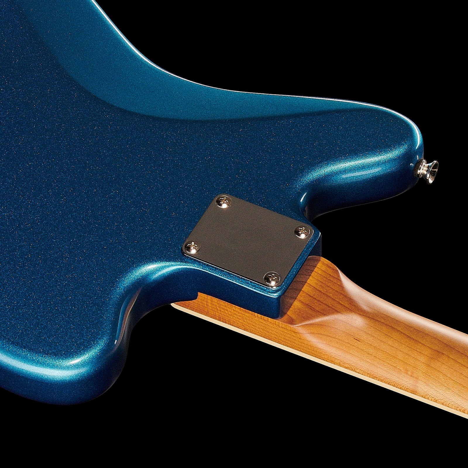 Geschraubter gerösteter Ahornhals auf der Rückseite der Harley Benton JA-60CC LH Lake Placid Blue