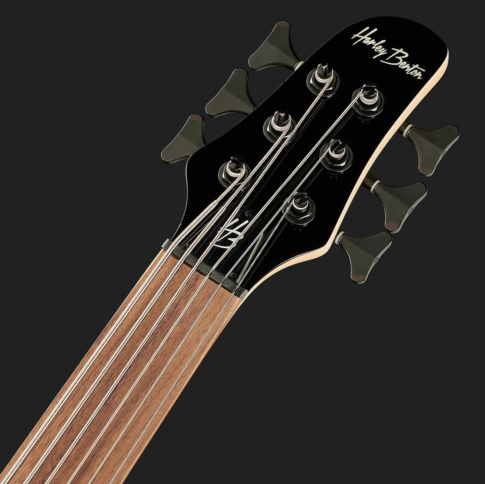 Schwarze Kopfplatte mit Harley Benton Logo