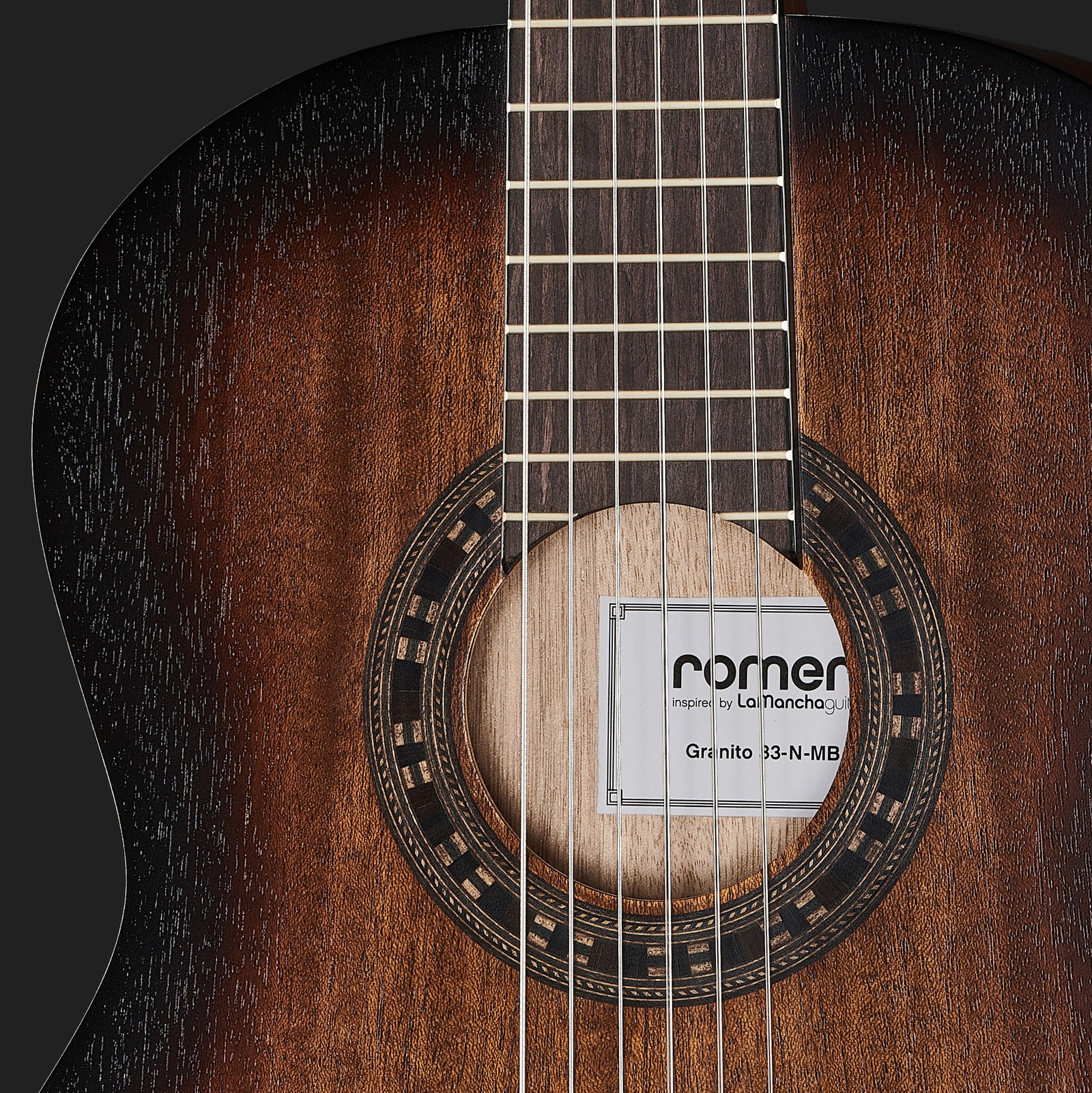 Decke mit Schallloche der La Mancha Granito 33-N-MB Konzertgitarre