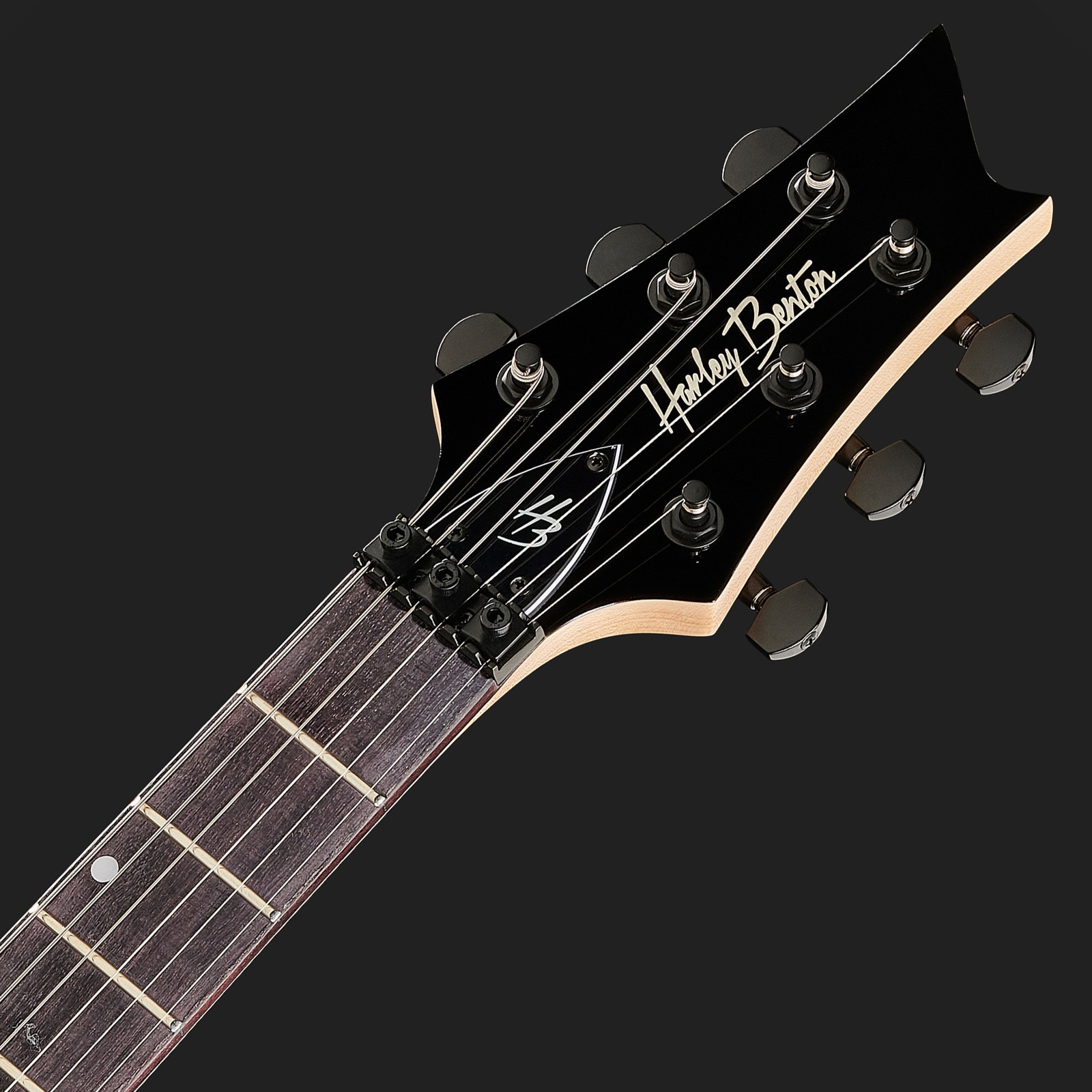 Schwarze Harley Benton Kopfplatte mit Klemmsattel