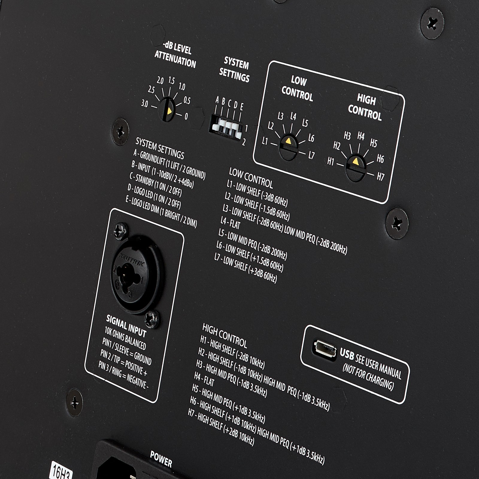 Rückseite des KRK V8S4 mit Bedienelementen