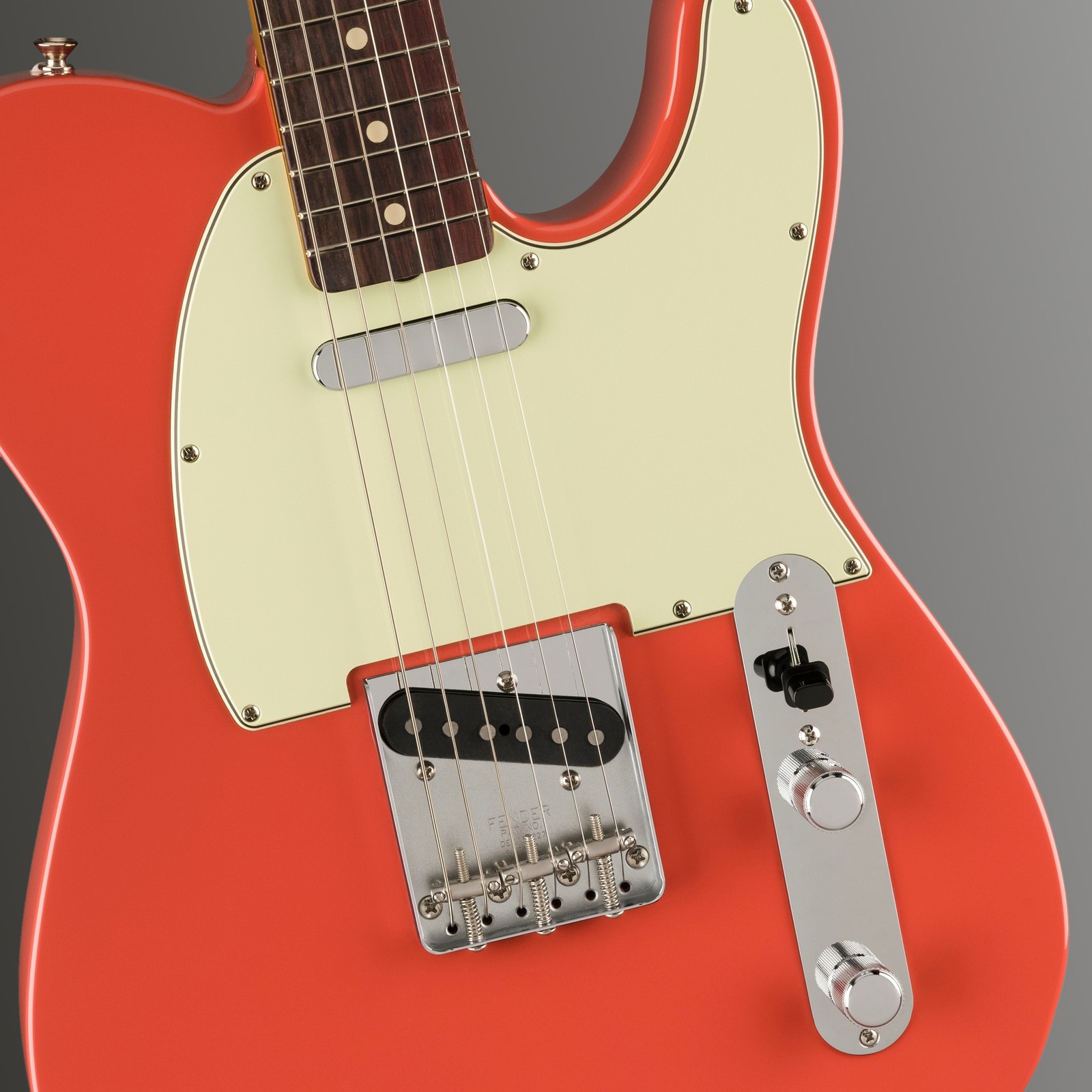 Zwei Singlecoils auf der Decke der roten Fender Vintera II 60s Tele RW FRD