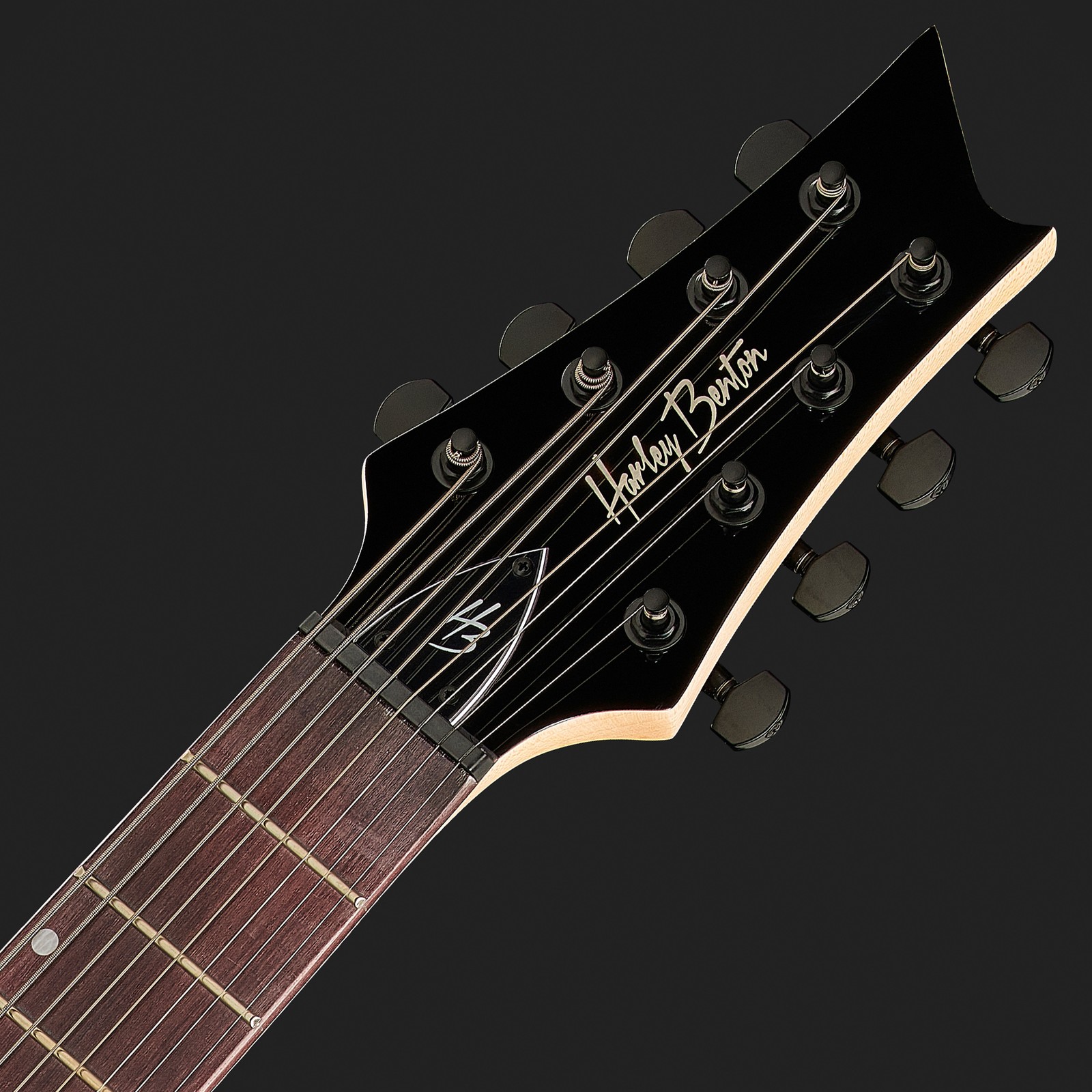 Schwarze Kopfplatte mit 8 Saiten und Harley Benton Logo