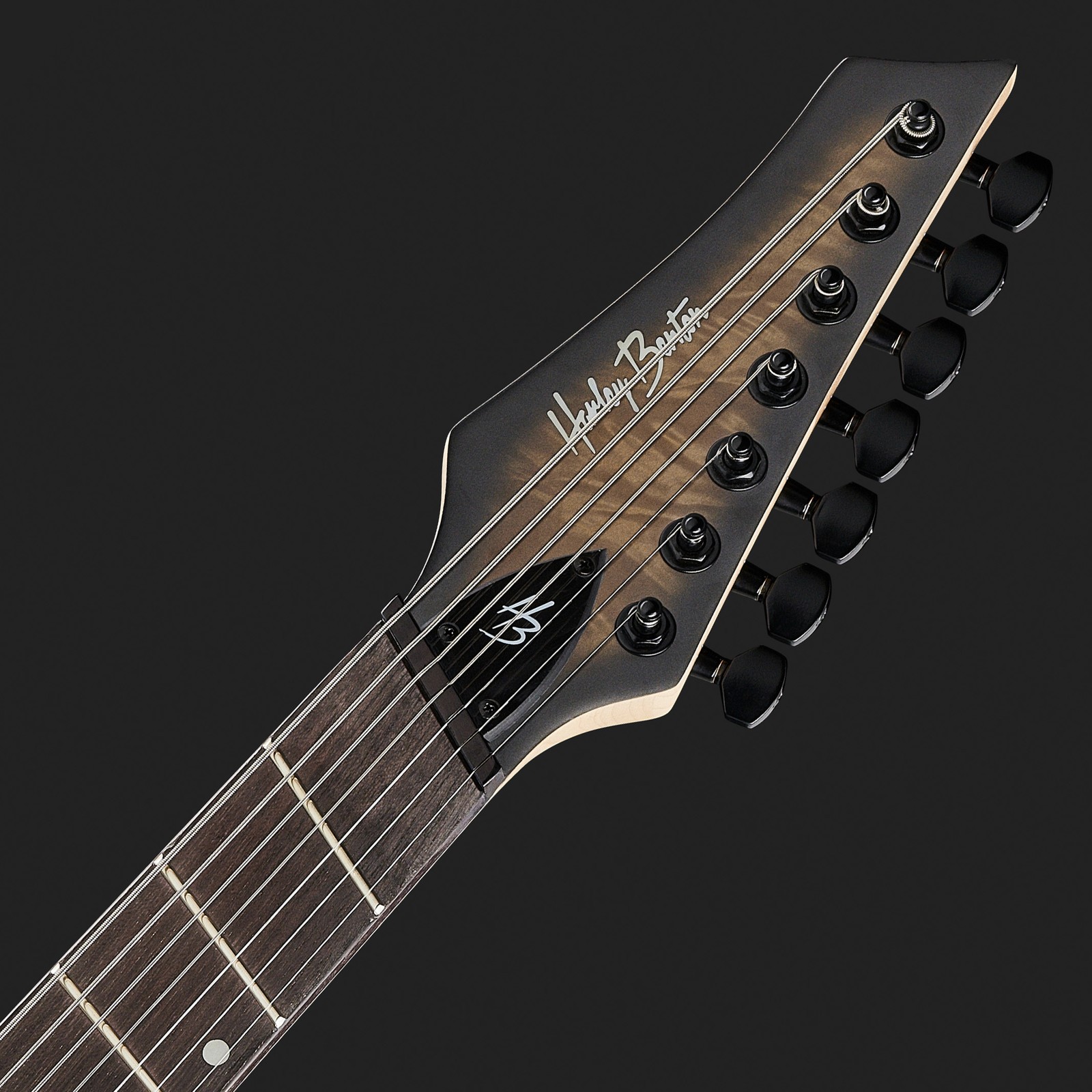 Nahaufnahme der Kopfplatte der 7-Saiter Harley Benton MultiScale-7 BBB E-Gitarre