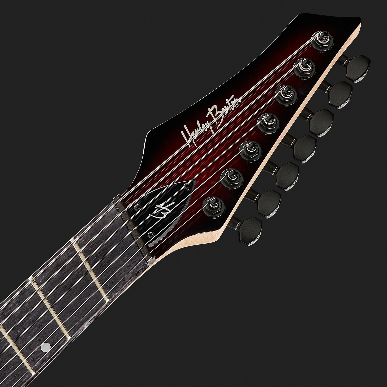 Nahaufnahme der Kopfplatte der 7-Saiter Harley Benton MultiScale-7 TPB E-Gitarre
