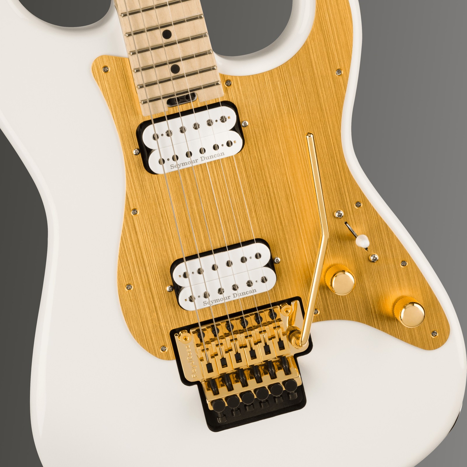 Gold anodiertes Schlagbrett auf der Charvel Pro-Mod So-Cal HH FR SWH