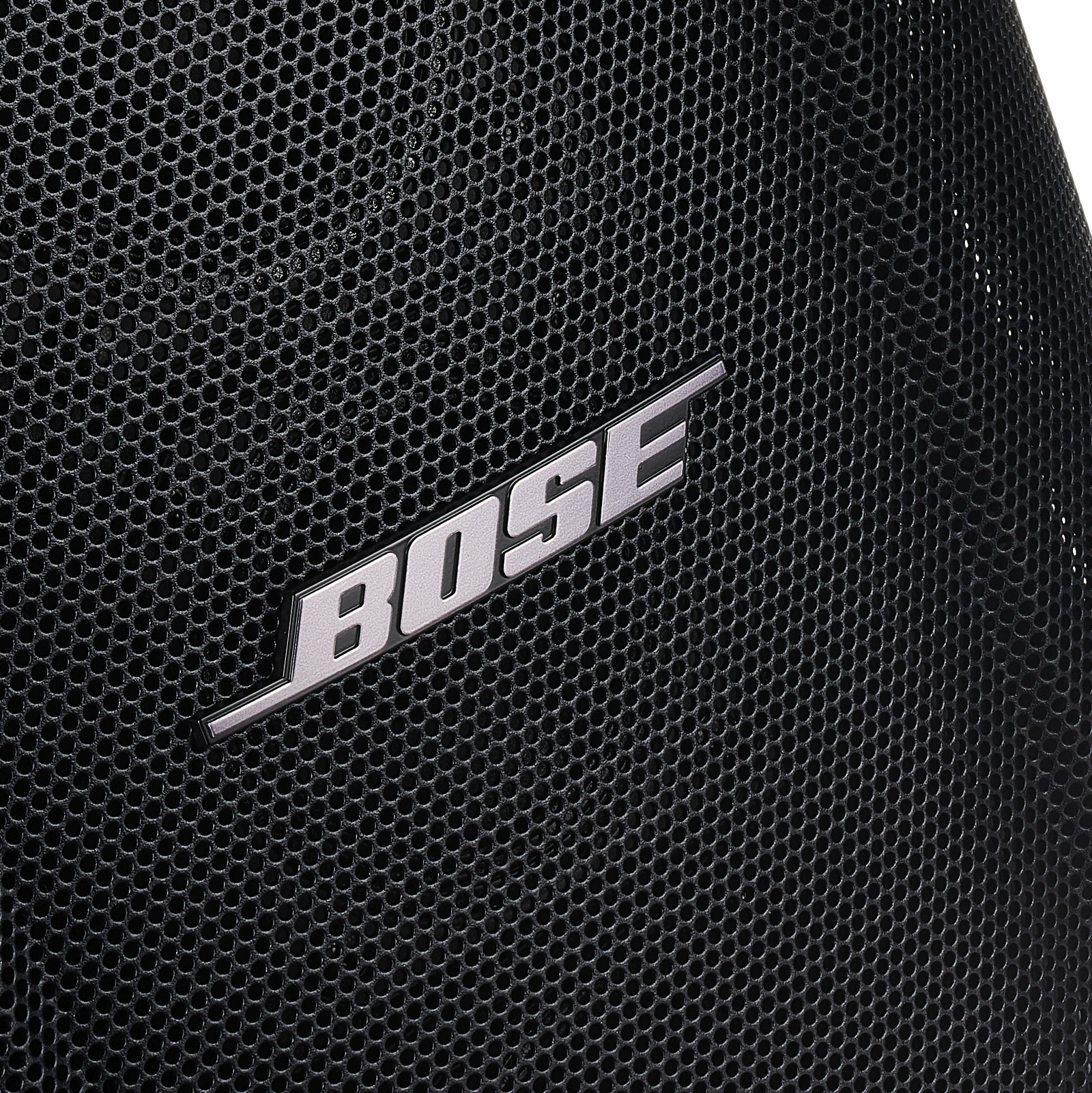 Logo Bose sulla griglia frontale del Bose S1 Pro Plus