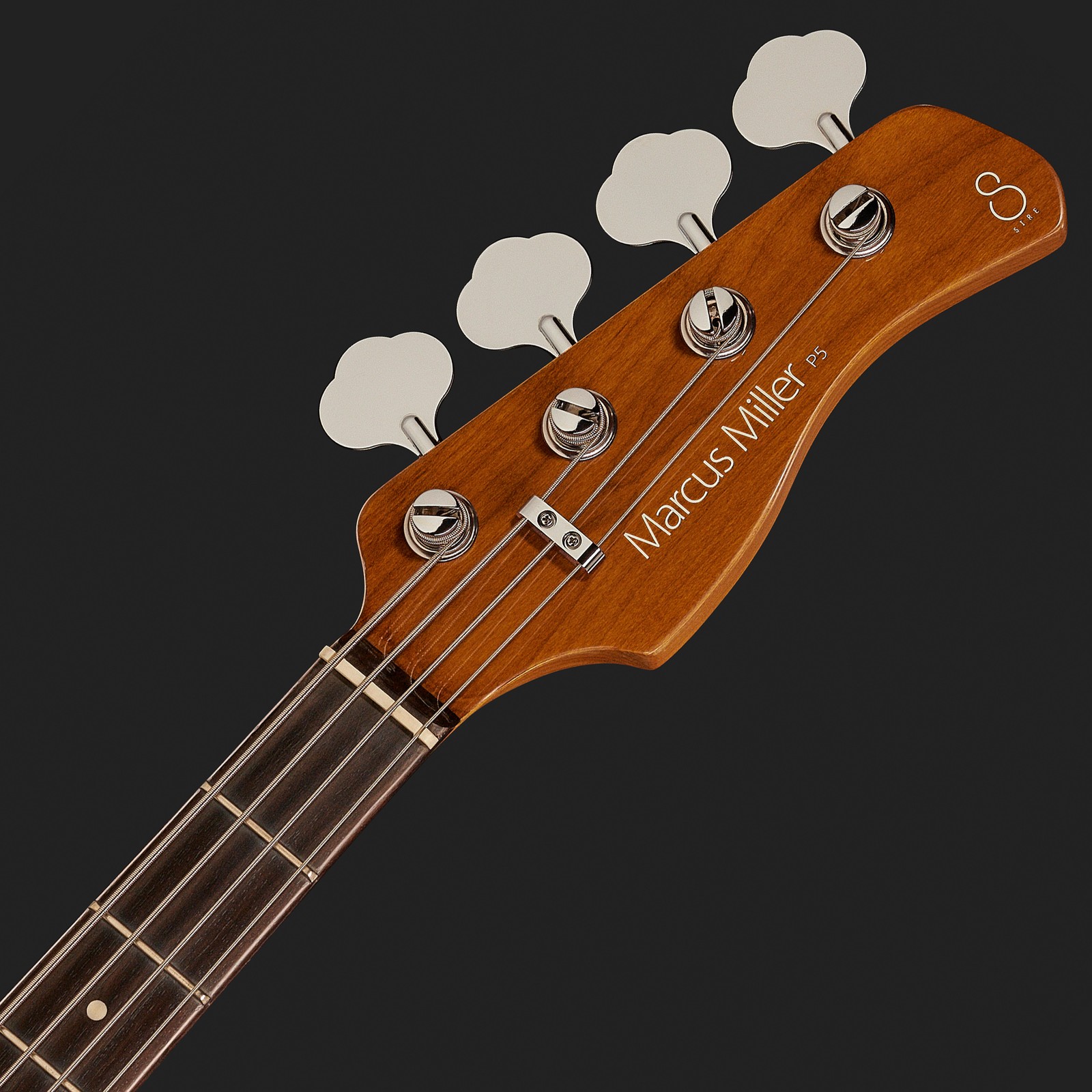 Kopfplatte mit vier großen Bass Mechaniken und Griffbrett mit Dot Inlays