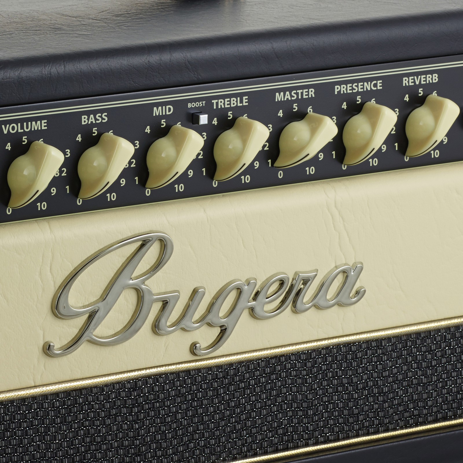 Frontseite des Bugera V22HD Infinium Röhren-Topteils mit Potis und Herstellerlogo