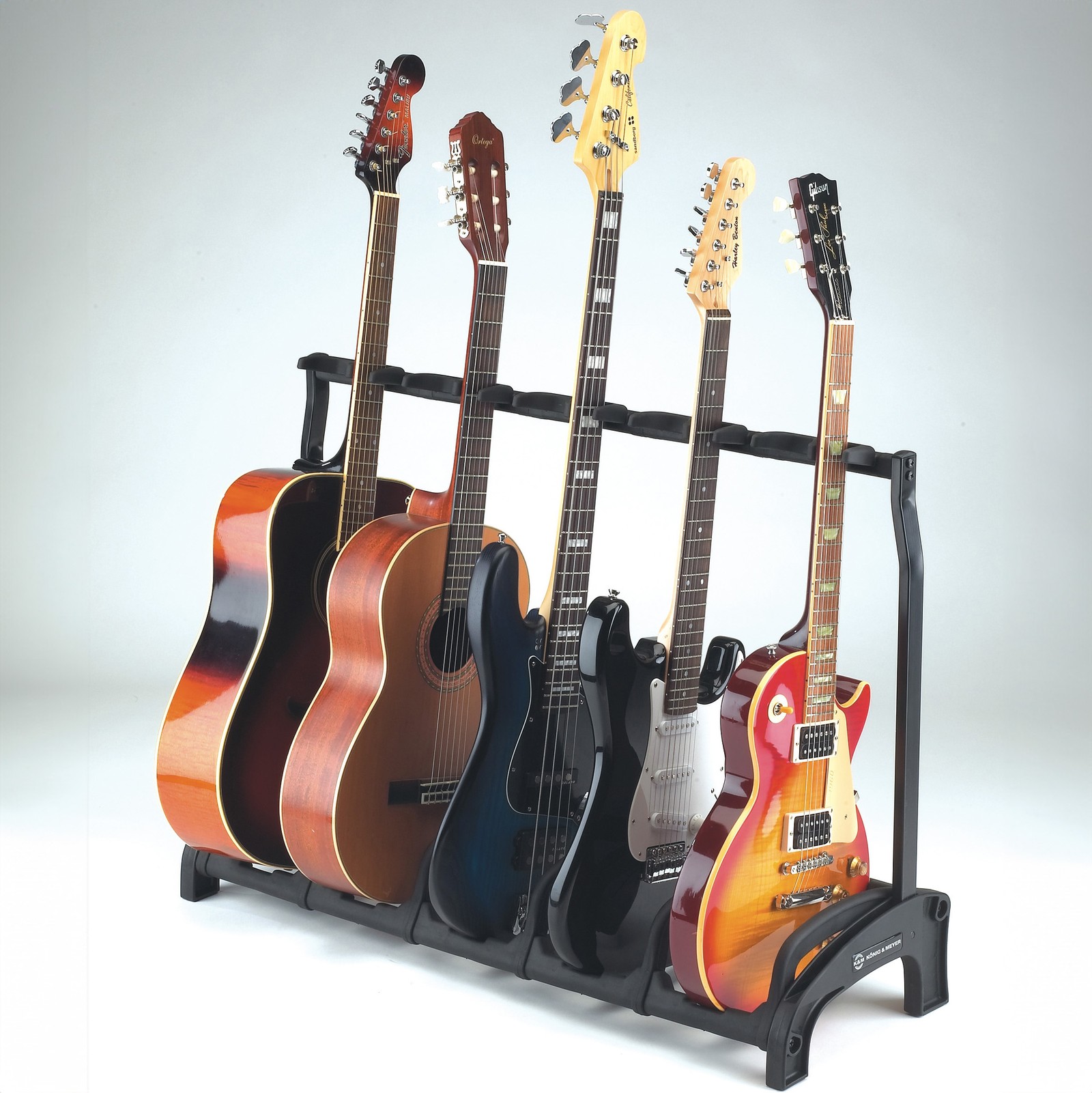 Gitarrenständer K&M 17515 Guardian mit unterschiedlichen Gitarren und Bässen