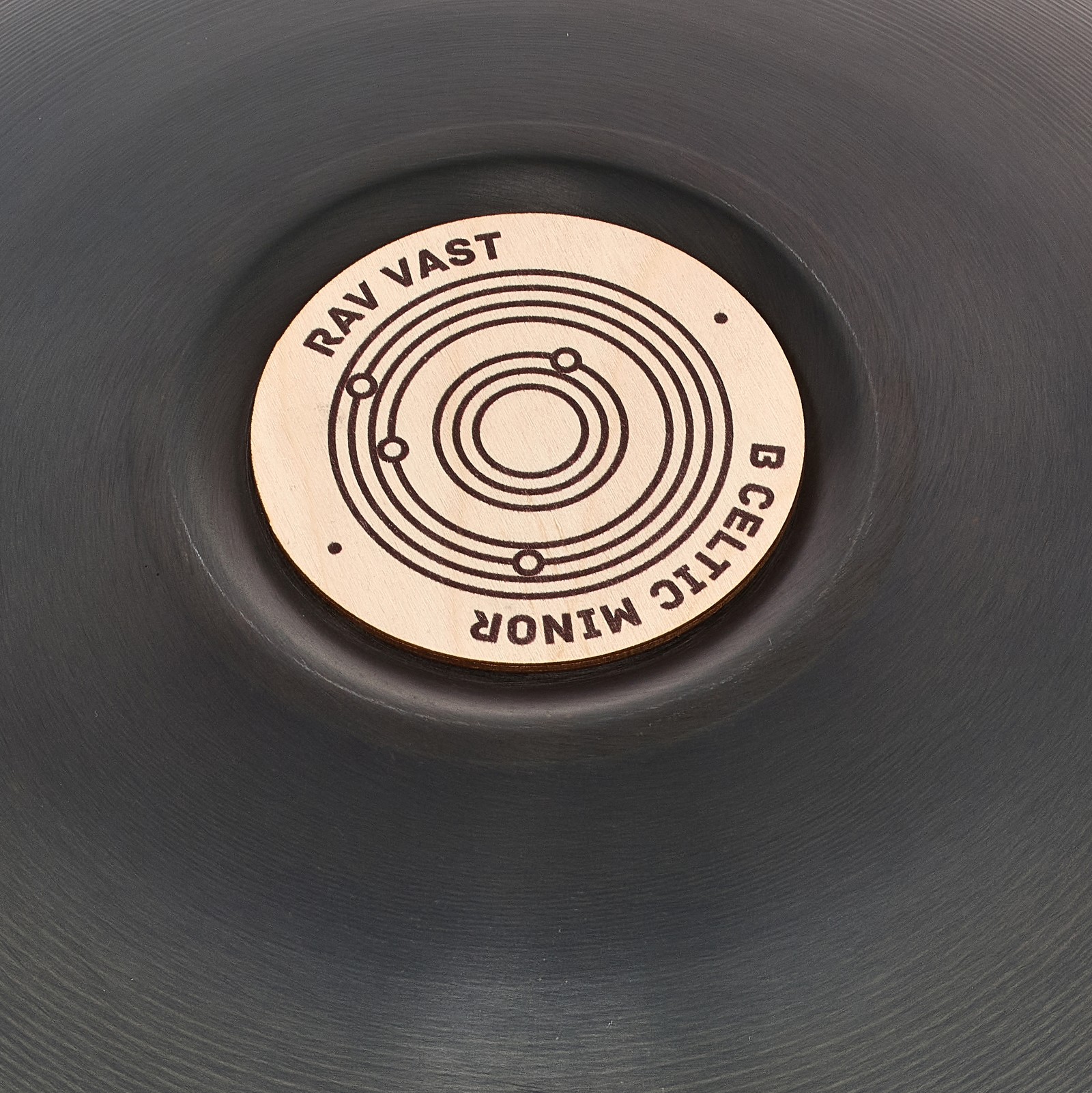 Detailansicht der RAV Labs Vast2 B/H Celtic Minor Zungentrommel in Handpan-Optik