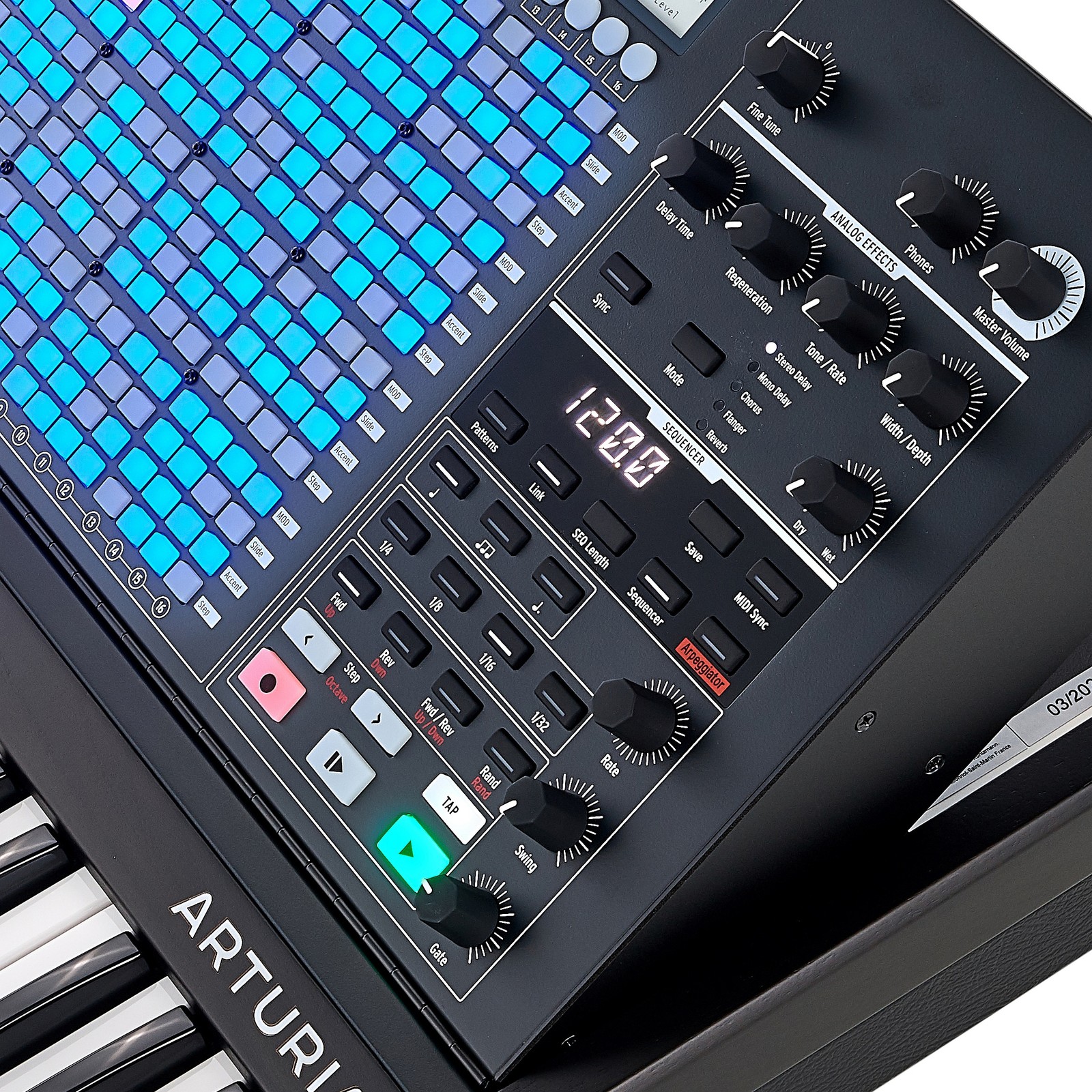 Effekte und Sequencer am am monophonen Arturia MatrixBrute Noir Analog-Synthesizer