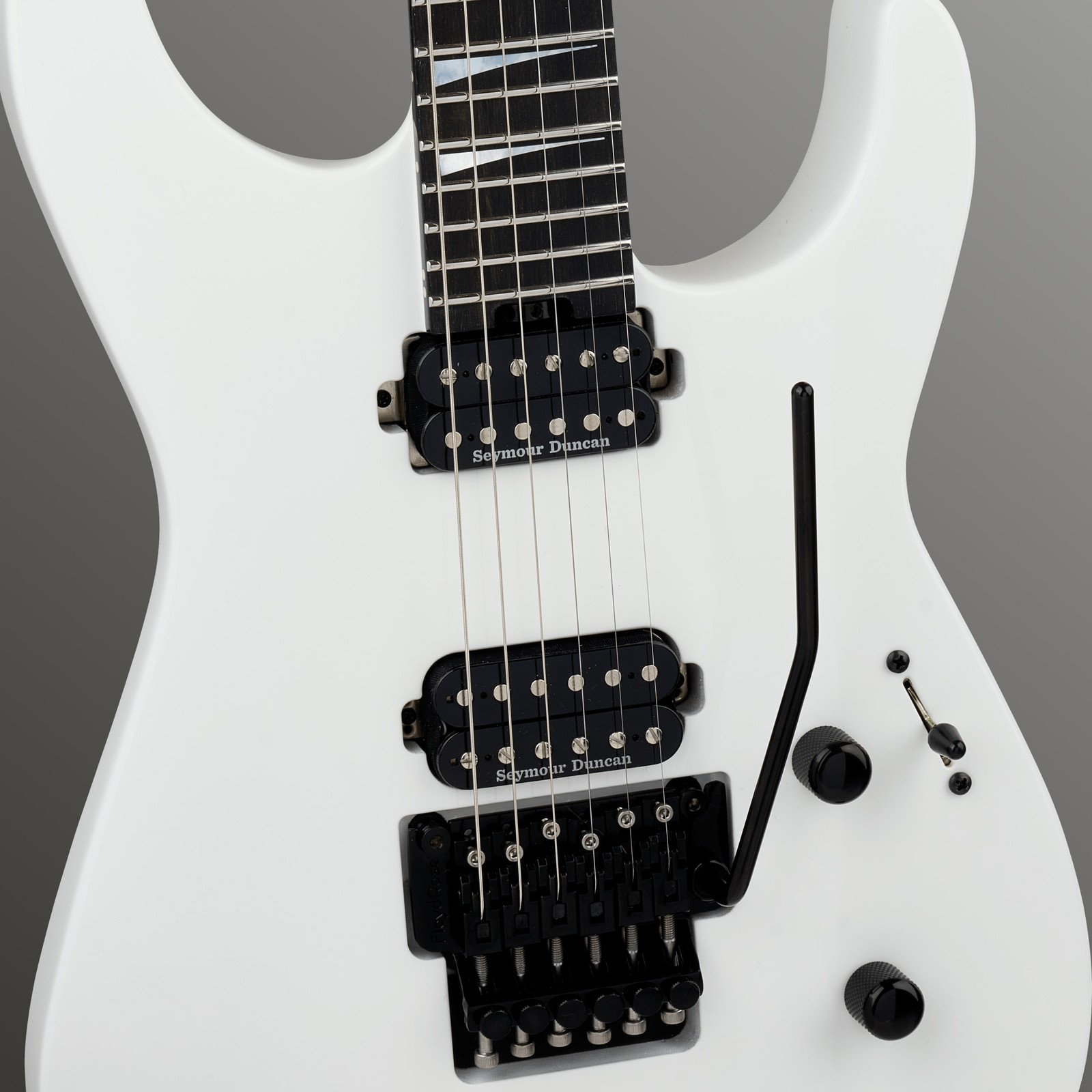 Floyd Rose und Humbucker Tonabnehmer auf der weißen E-Gitarre Jackson American SRS Soloist SL2 FR SW