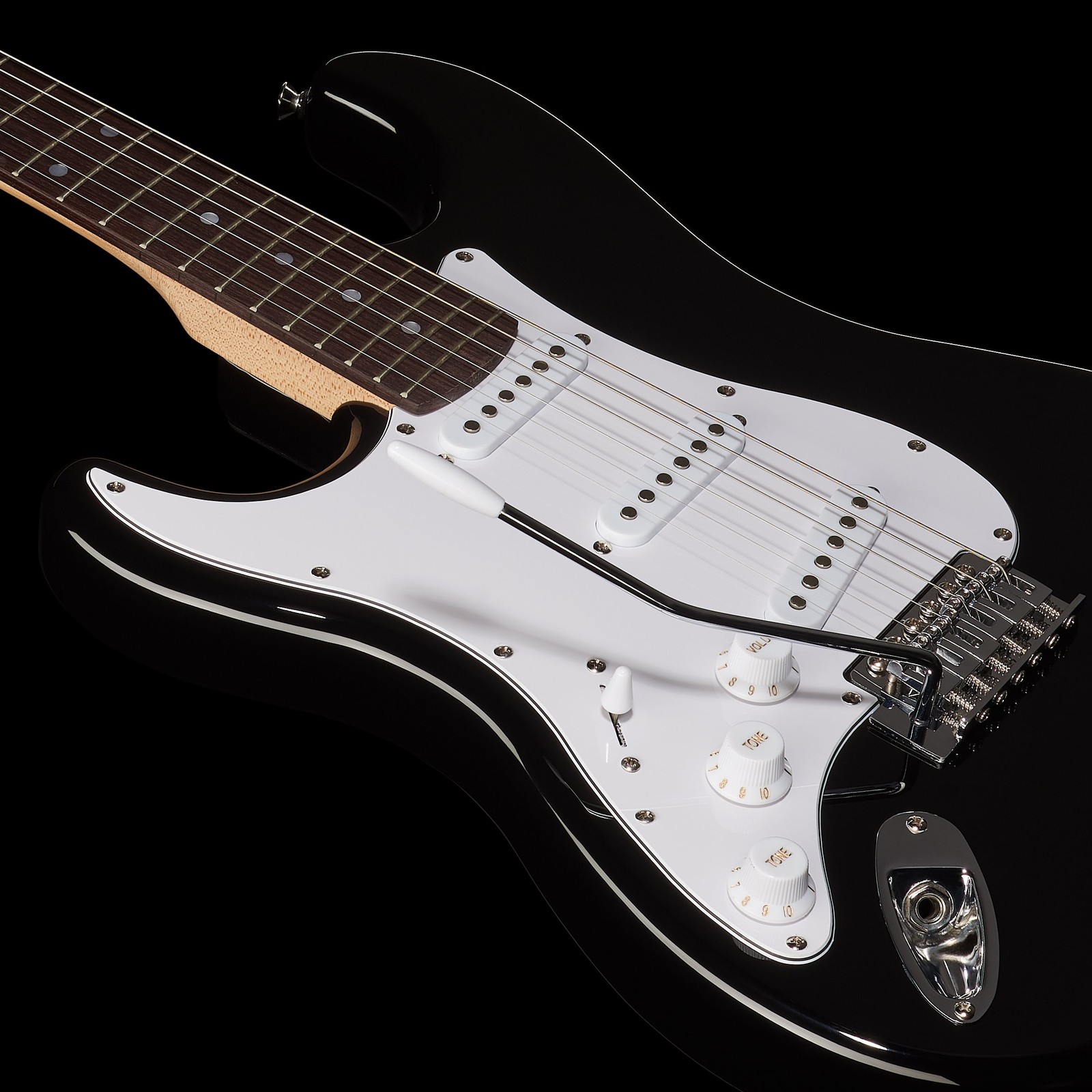 Korpus der Harley Benton ST-20LH BK E-Gitarre mit drei Singlecoils von vorne