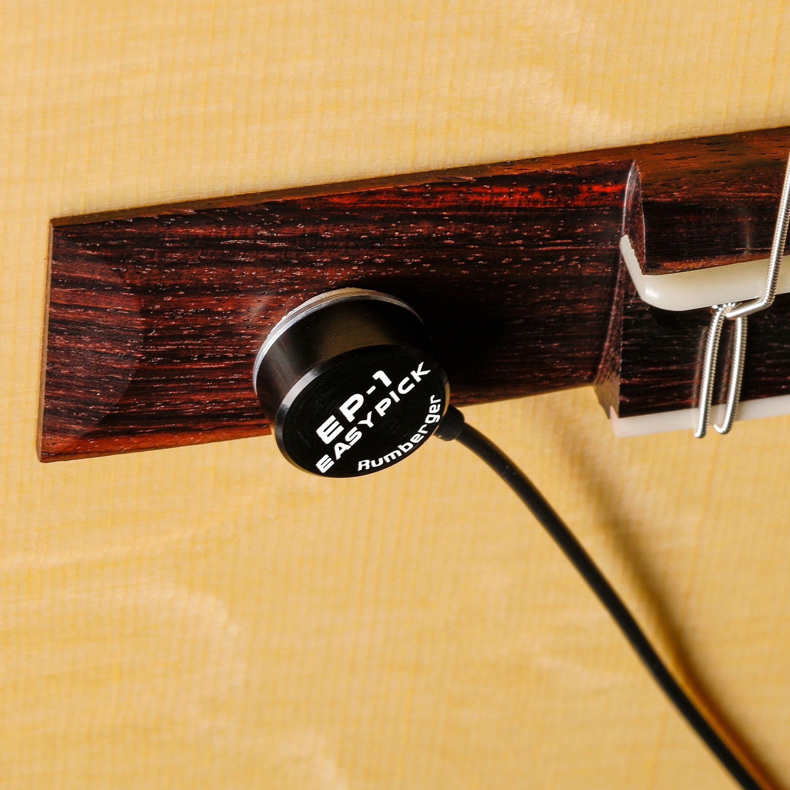 Micro Rumberger au niveau du chevalet d'une guitare acoustique de concert