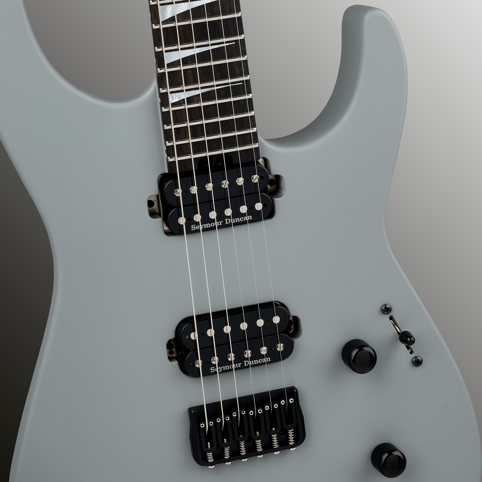 Zwei Humbucker in der Jackson American SRS Soloist SL2 HT Satin Porsche Gray