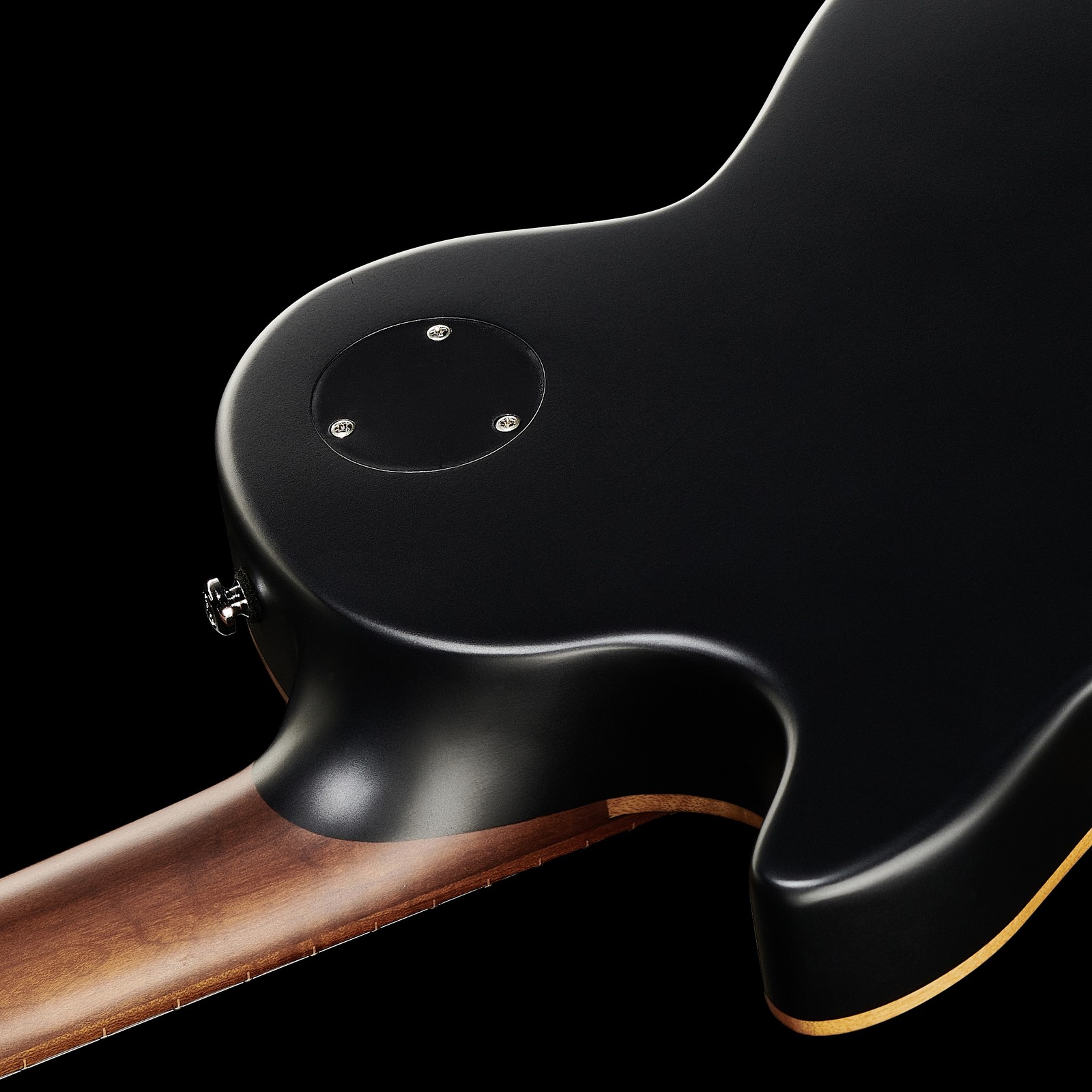 Abgerundeter Halsfuß mit geleimtem Hals auf der Rückseite der Harley Benton Aeolus Frost Flame