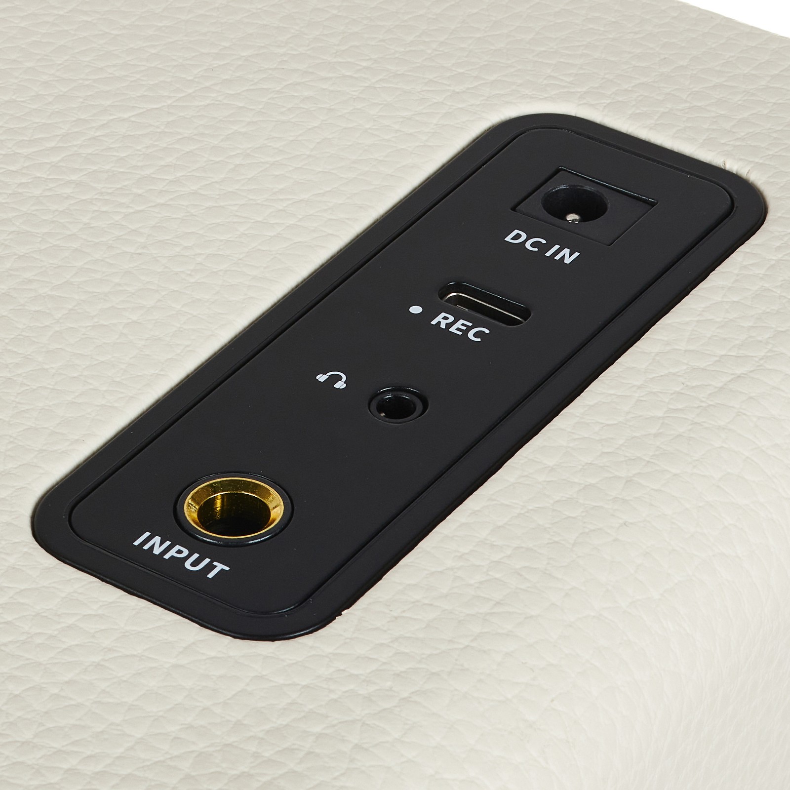 Connections on the top of the Mooer Hornet 15i Modeling Amp White