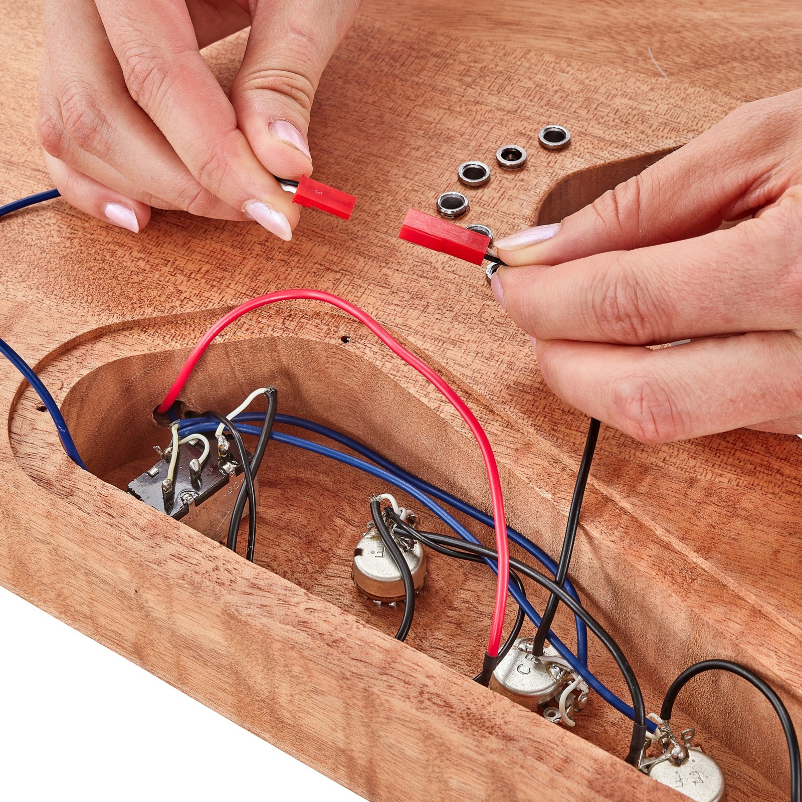 Stecker für Tonabnehmer werden an der Harley Benton Electric Guitar Kit Victory verbunden