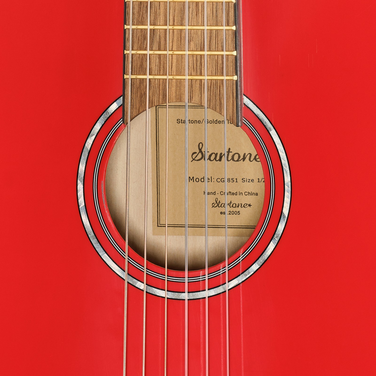 Startone Logo im Schallloch der CG-851 1/2 Red Klassikgitarre