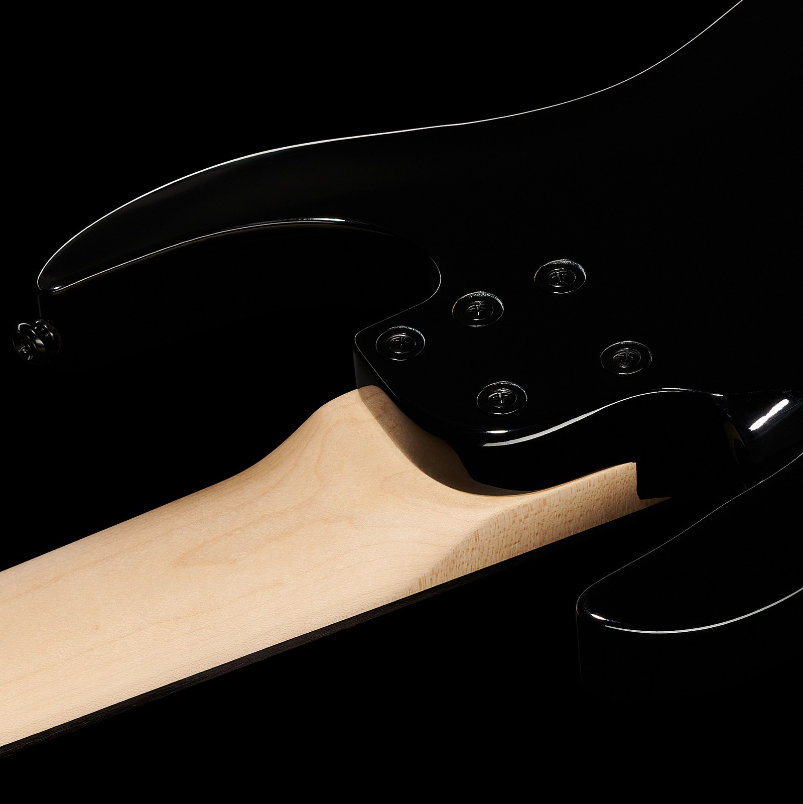 Geschraubter Ahornhals auf der Rückseite der Harley Benton R-458BK Fanfret