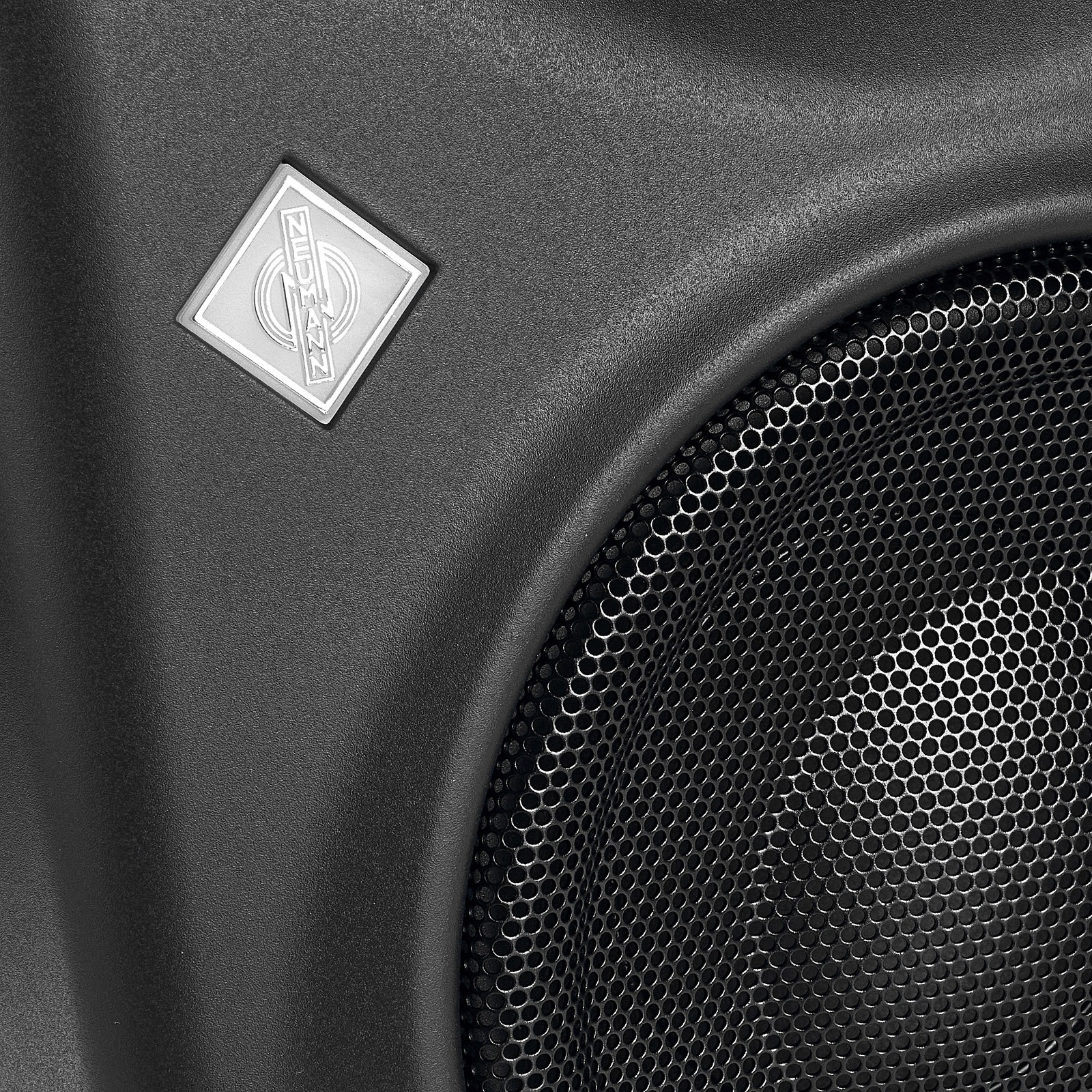 Aktiver Studio-Nahfeldmonitor in Schwarz von Neumann